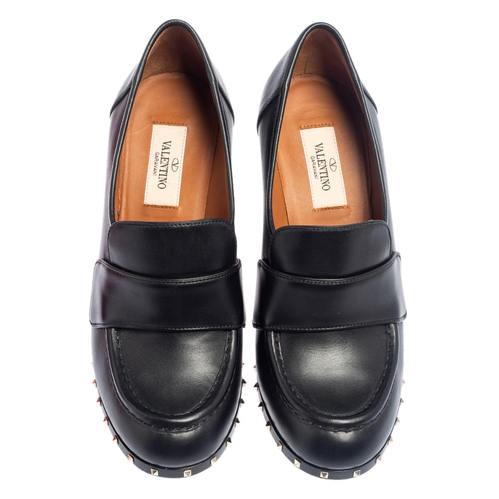 How can one not be in awe by just looking at this luxe pair from Valentino! The black leather shoes are well-crafted, and they are beautified with penny keeper straps and Rockstud detailing on the midsoles. Comfortable insoles and high block heels