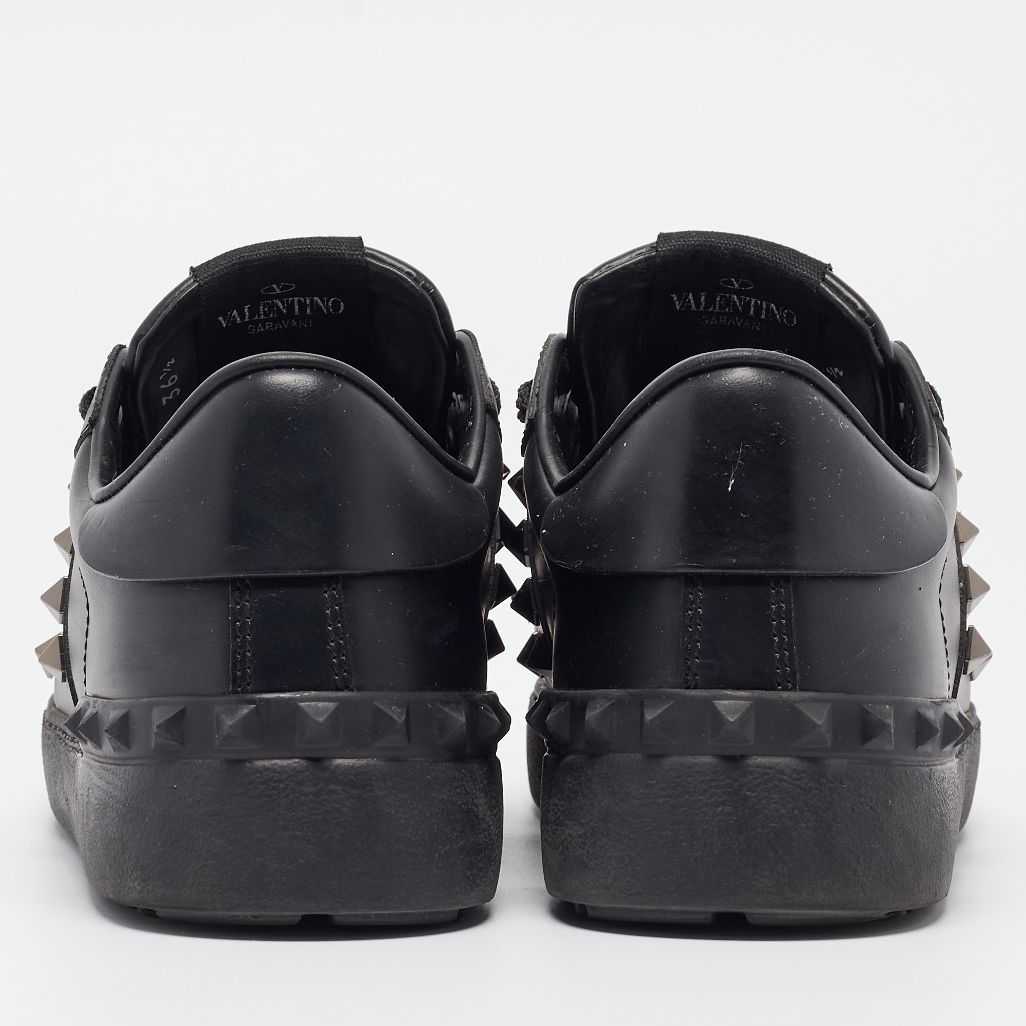 Valentino Black Leather Rockstud Low Top Sneakers Size 36.5 In Good Condition For Sale In Dubai, Al Qouz 2