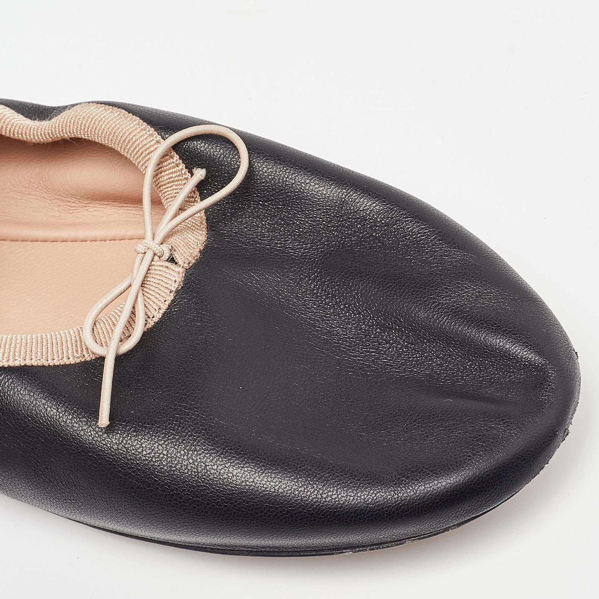 Complete your look by adding these designer ballet flats to your collection of everyday footwear. They are crafted skilfully to grant the perfect fit and style.

