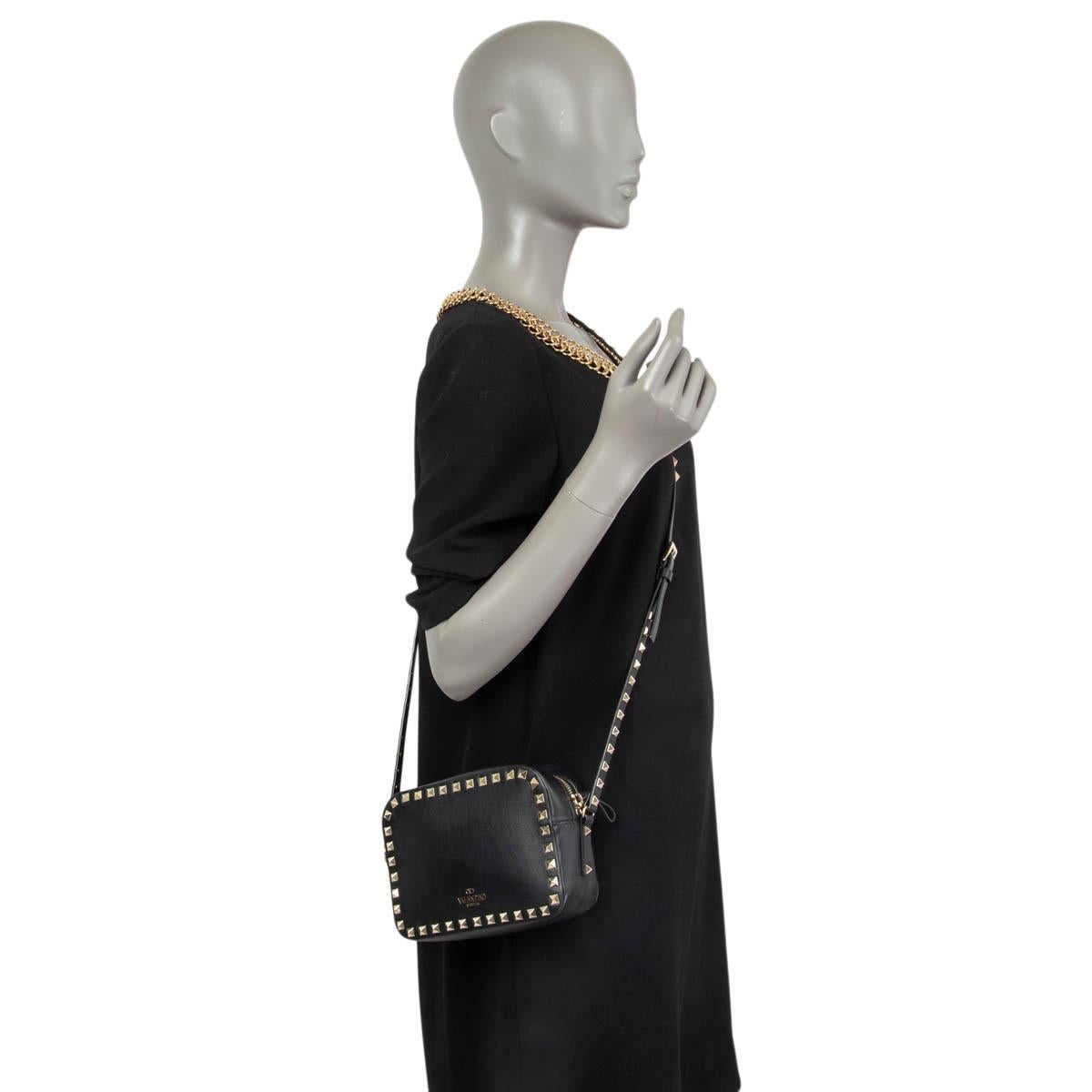 VALENTINO black leather ROCKSTUD MINI CAMERA Shoulder Bag In Excellent Condition In Zürich, CH