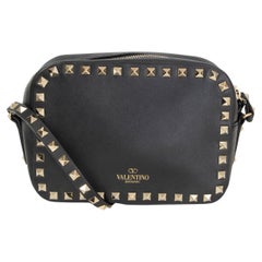 VALENTINO MINI CAMERA Umhängetasche aus schwarzem Leder mit ROCKSTUD-Muster