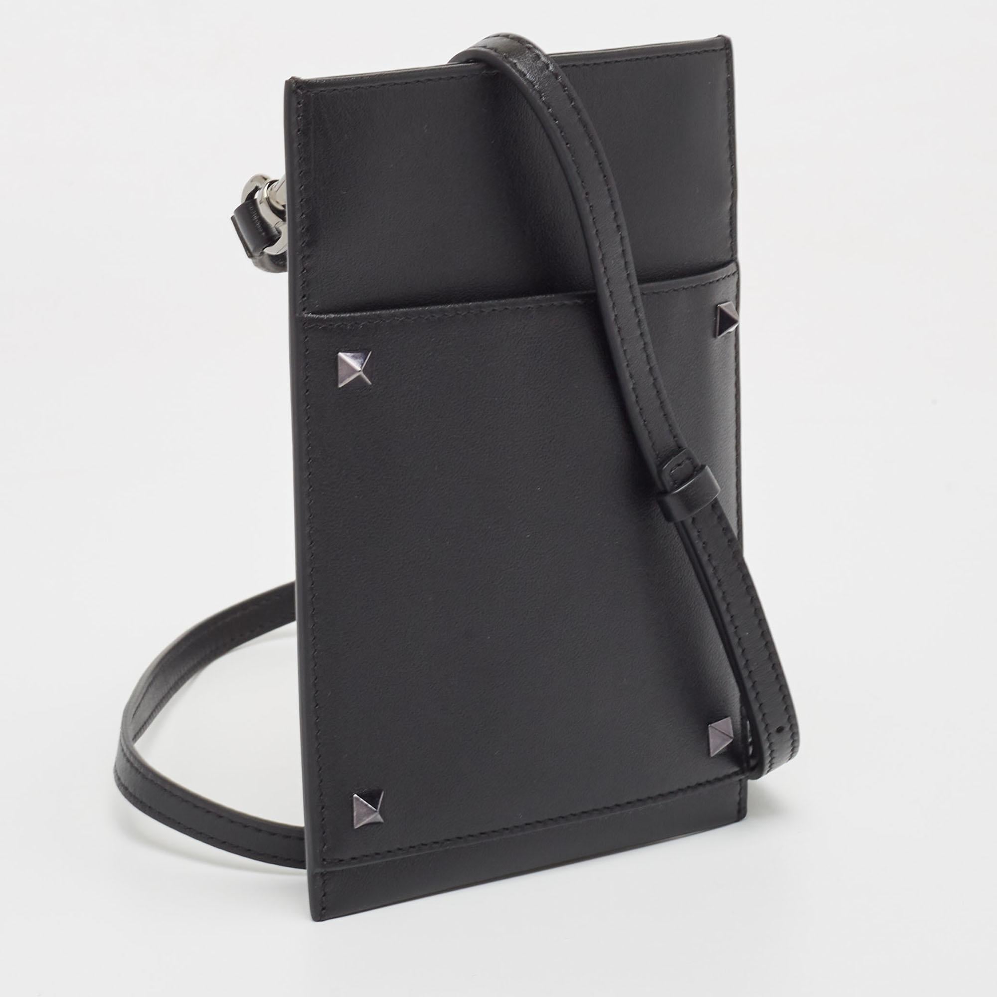 Valentino Black Leather Rockstud Phone Crossbody Bag In New Condition In Dubai, Al Qouz 2