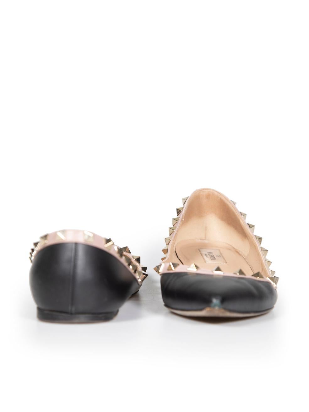 Valentino Schwarze spitz zulaufende flache Schuhe aus Leder mit Nieten Größe IT 40,5 im Zustand „Gut“ im Angebot in London, GB