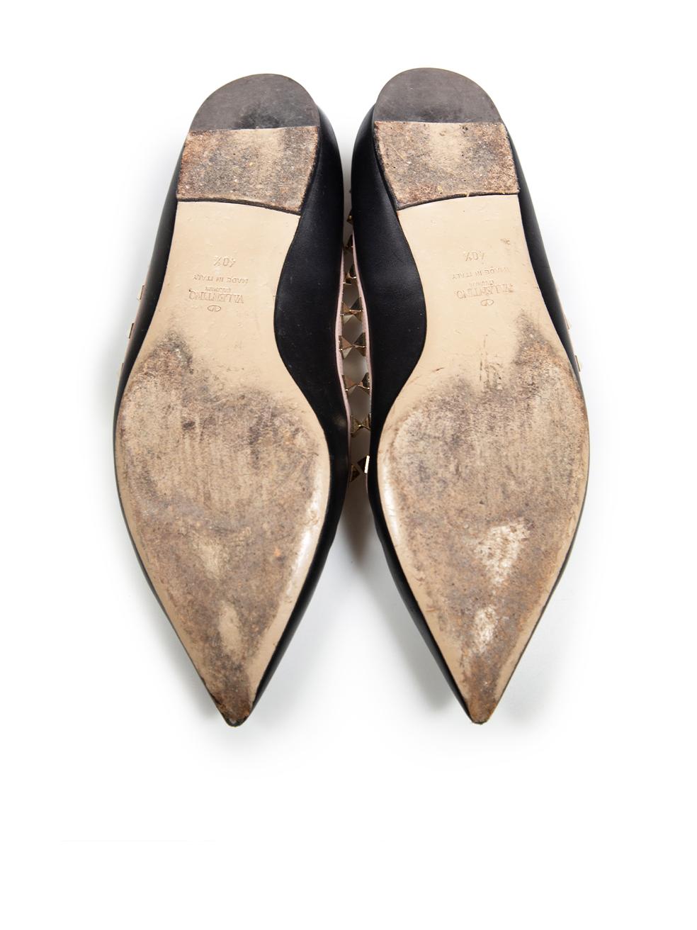Valentino Schwarze spitz zulaufende flache Schuhe aus Leder mit Nieten Größe IT 40,5 Damen im Angebot