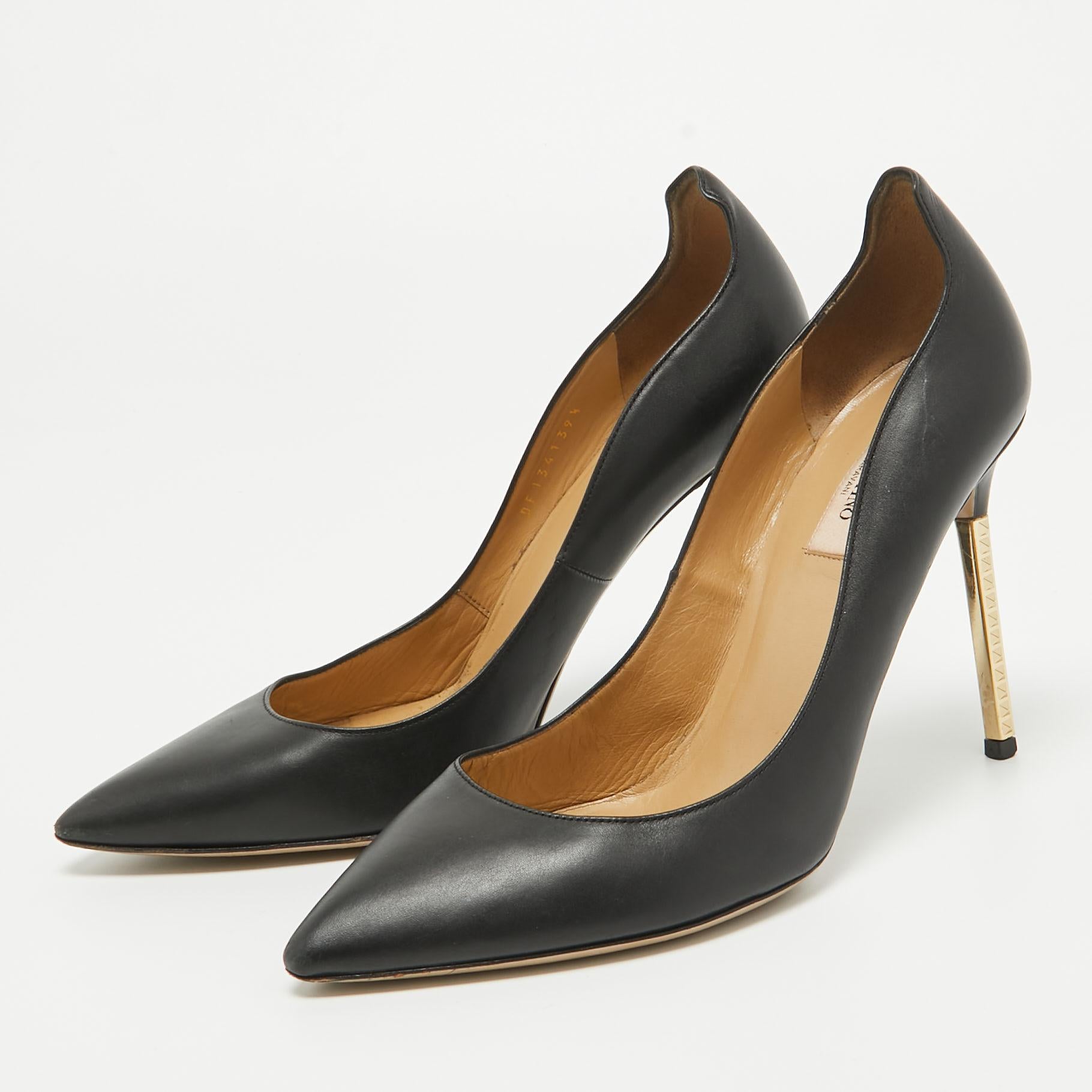 Valentino Black Leather Rockstud Pointed Toe Pumps Size 39.5 For Sale 2
