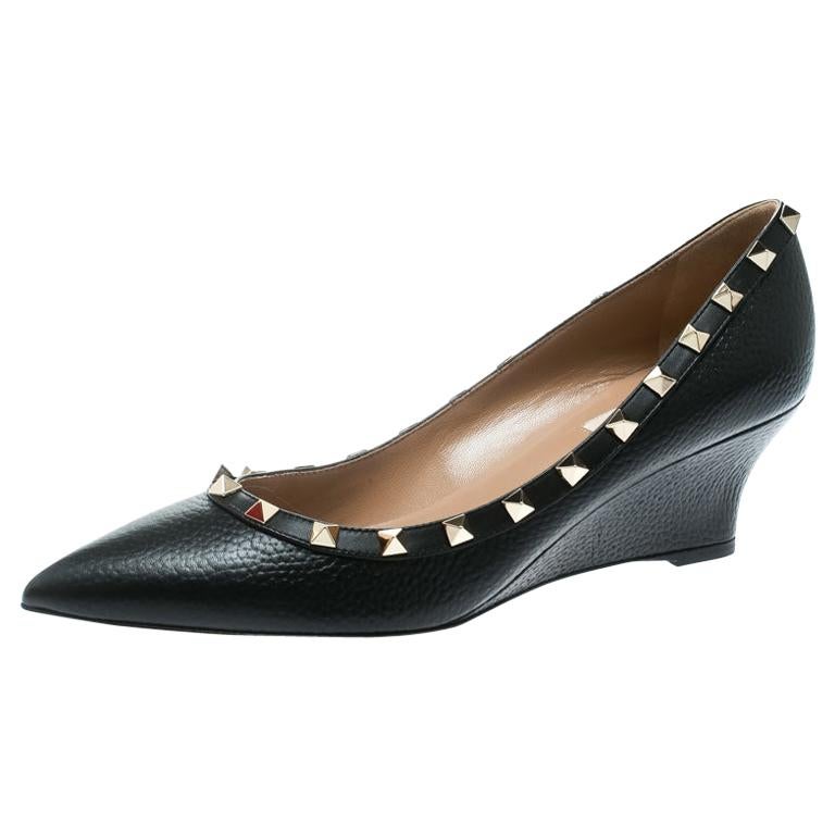 overdrivelse Diplomati lejlighed Valentino Black Leather Rockstud Pointed Toe Wedge Pumps Size 39.5 For Sale  at 1stDibs | valentino rockstud wedge pump, valentino black wedges