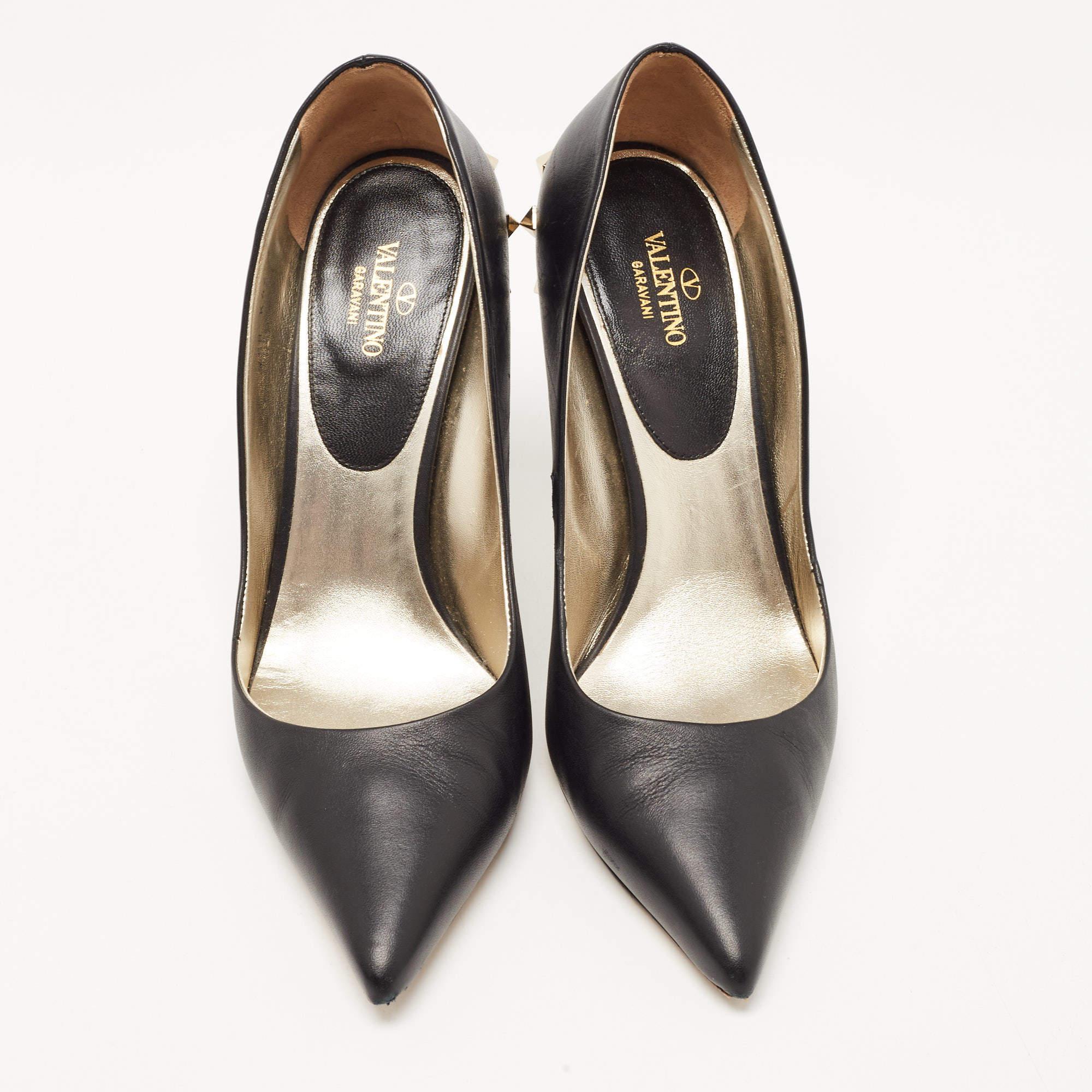 This pair of Valentino pumps is uniquely designed and makes for a distinct appearance. Created from quality materials, it is enriched with classic elements and signature Rockstuds.

