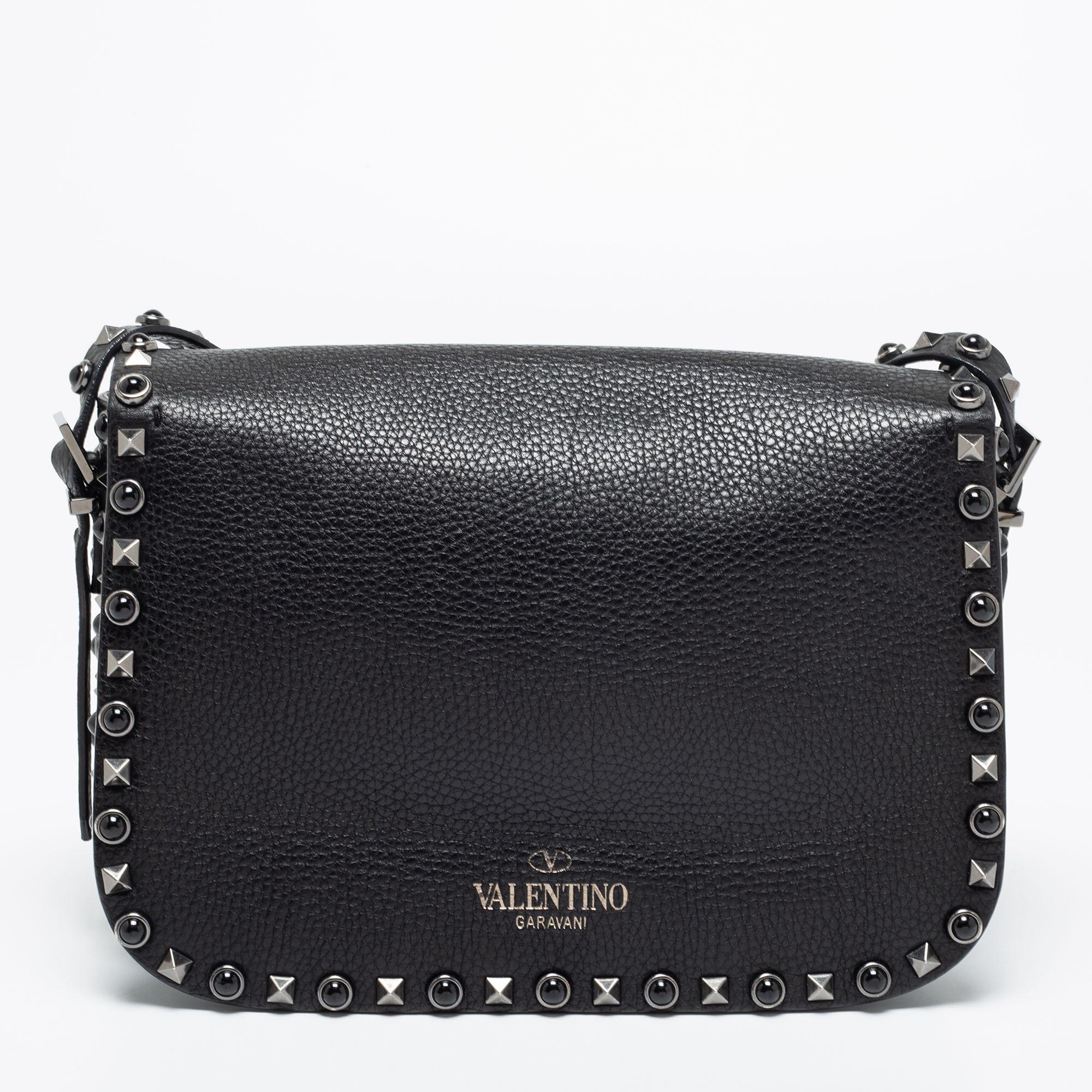 With meticulous craftsmanship and glamorous details, this Valentino bag reflects the brand's expertise in creating innovative and admirable designs. The Rolling Rockstuds elegantly outlines it's exterior and makes it undeniably chic. Created from