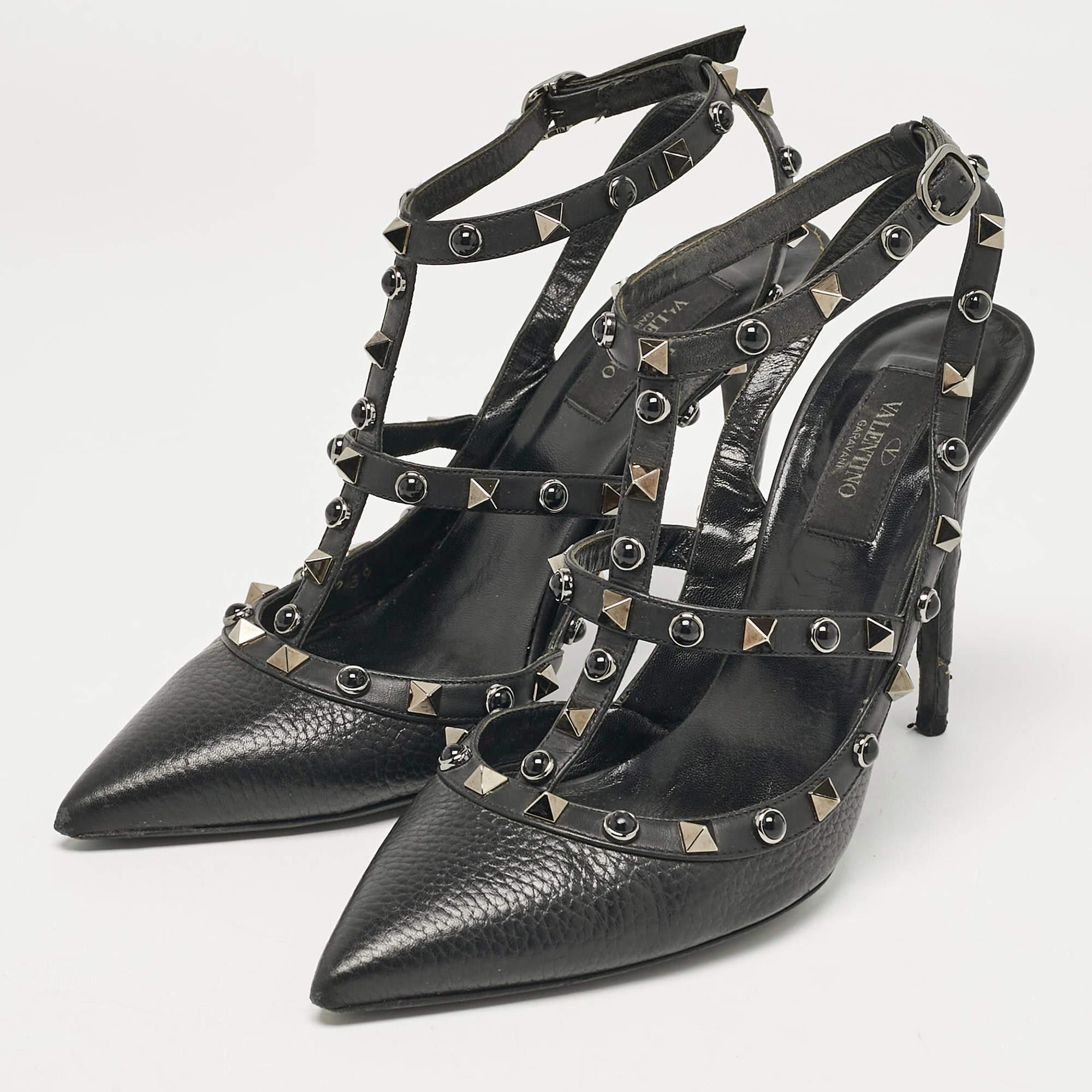 La adición de Rockstud contribuye a la identificación instantánea con la marca de este par de zapatos de salón Valentino. Fabricado en cuero  se elevan con elegancia sobre tacones de 11 cm  y las múltiples correas con hebilla en el tobillo pondrán