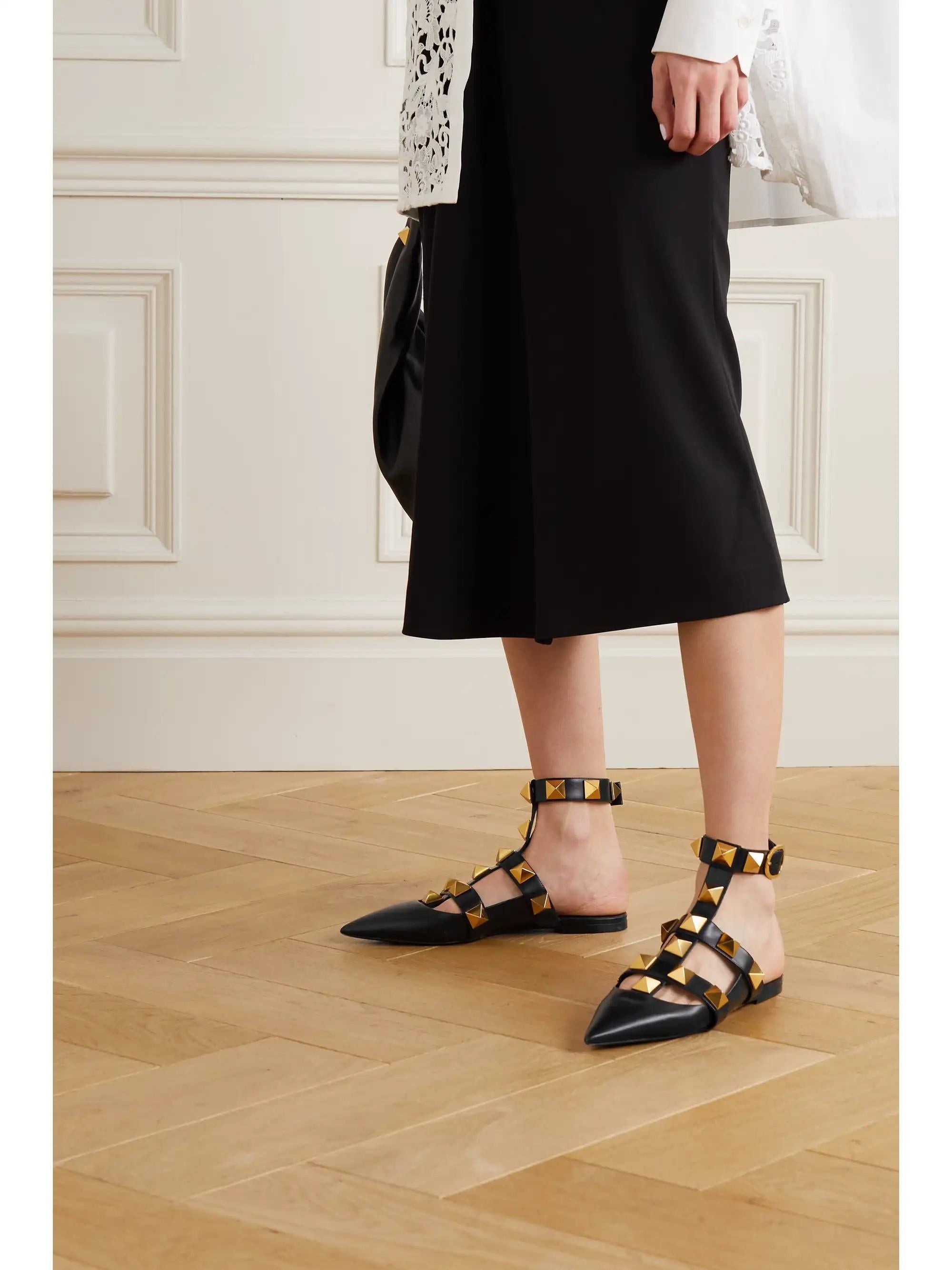 VALENTINO black leather ROMAN STUD Flats Shoes 39.5 For Sale 4