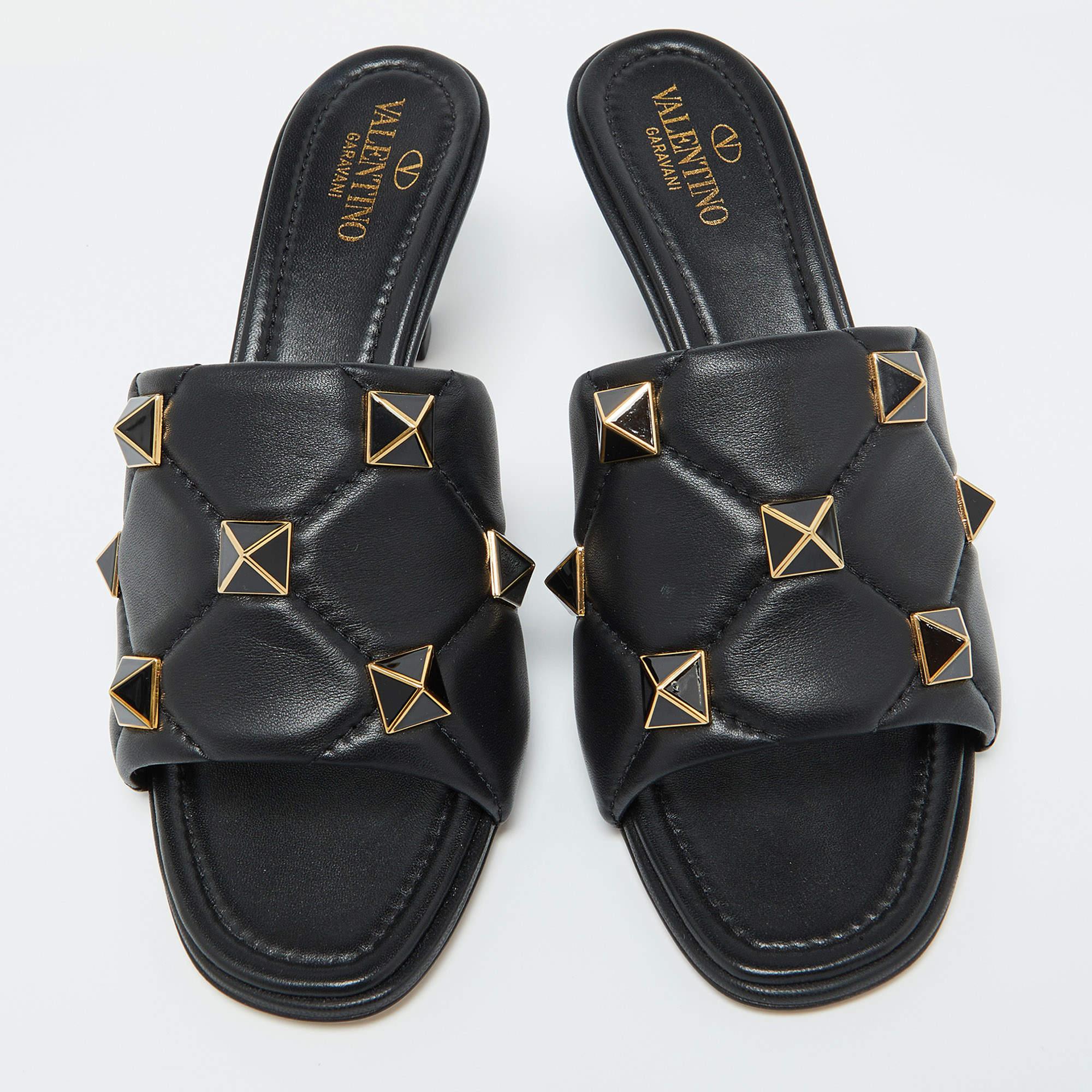 Valentino Black Leather Roman Stud Slide Sandals 39.5 In Good Condition In Dubai, Al Qouz 2