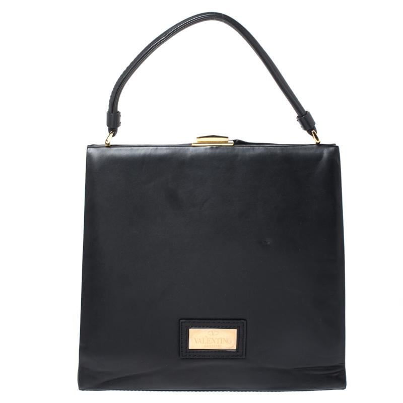 Flaunt your superior fashion choices with this Valentino bag. This trendy bag has been crafted in Italy and is made from quality leather. It comes in a classic shade of black and has been designed to complement your sophisticated personality. The