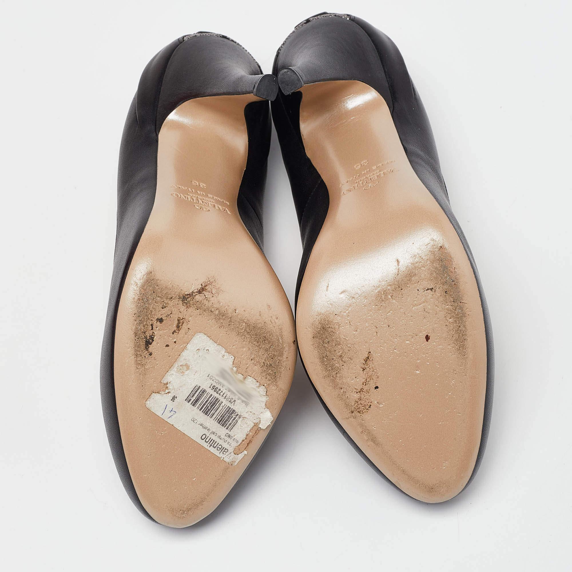 Valentino, pelle nera, punta tonda, taglia 36 in vendita 1