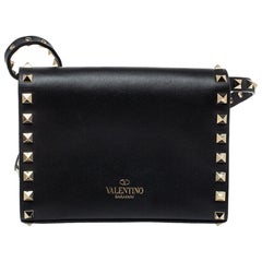 Valentino Schwarzes Leder Kleine Rockstud Flap Crossbody Tasche