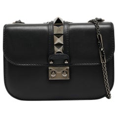 Valentino - Petit sac à rabat en cuir noir Rockstud Glam Lock
