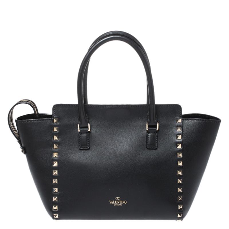 Valentino brings you this super-stylish tote that carries a design which will surely grab the attention of your onlookers. It has a black leather exterior decorated with the signature pyramid Rockstuds in silver-tone. The tote is complete with a