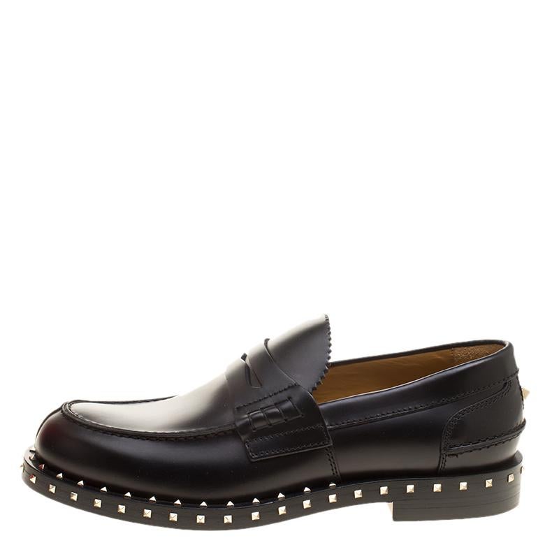 How can one not be in awe by just looking at this luxe pair from Valentino! The black leather shoes are well-crafted, and they are beautified with penny keeper straps and Rockstud detailing. Comfortable insoles and tough outsoles complete this