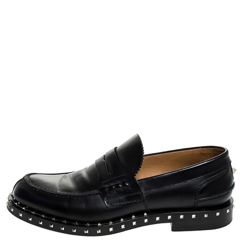 How can one not be in awe by just looking at this luxe pair from Valentino! These shoes are well-crafted from leather and come in a lovely shade of black. They are beautified with penny keeper straps and Rockstud detailing. Comfortable insoles,
