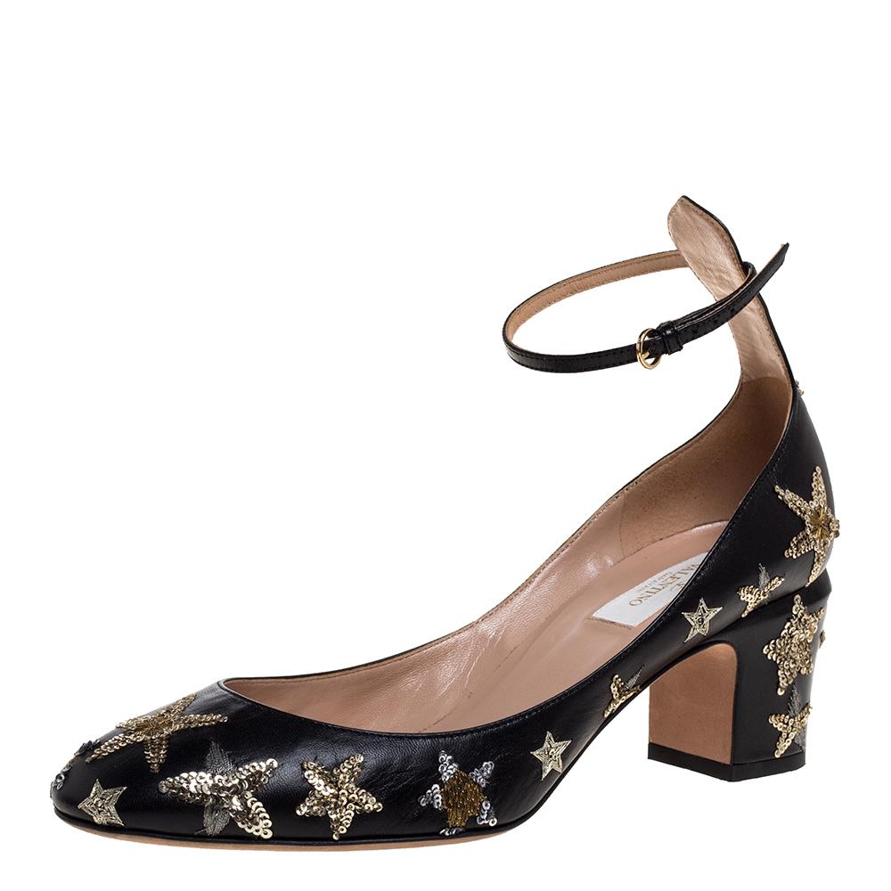 Crafted out of black leather, these pumps will add a luxe touch to your overall look. They feature covered toes, block heels, buckle ankle straps and stars embroidered all over. This stylish pair from Valentino will make a great addition to your