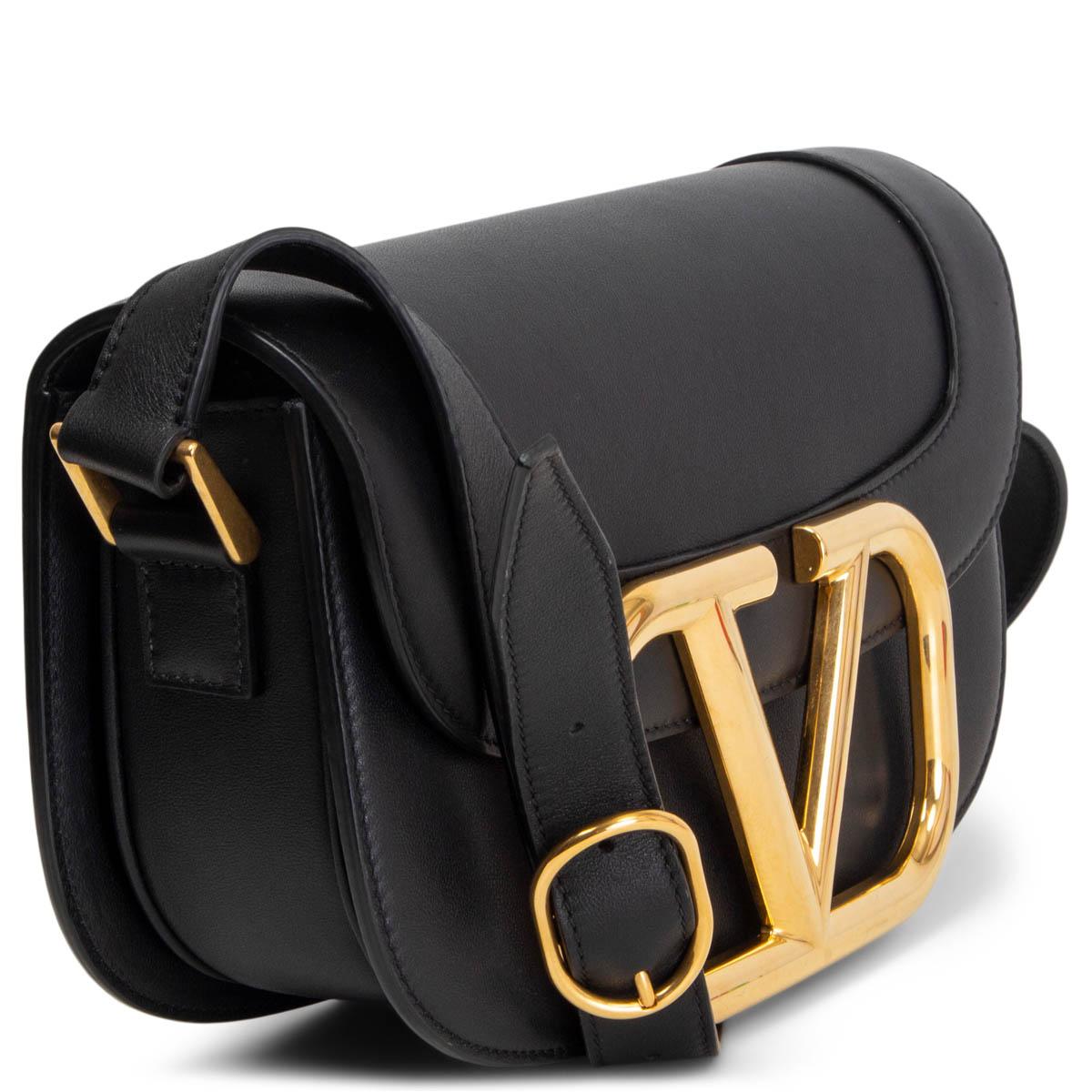 100% authentic Valentino Garavani SUPERVEE leather cross body bag in black calfskin. Comes with an adjustable shoulder strap and features a fold over front flap, gold tone VLOGO plaque and magnetic press stud. Lined in black leather and divided in