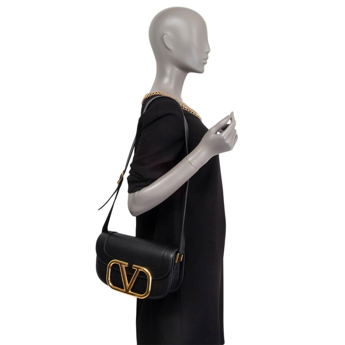 VALENTINO black leather SUPERVEE Crossbody Bag In Excellent Condition In Zürich, CH