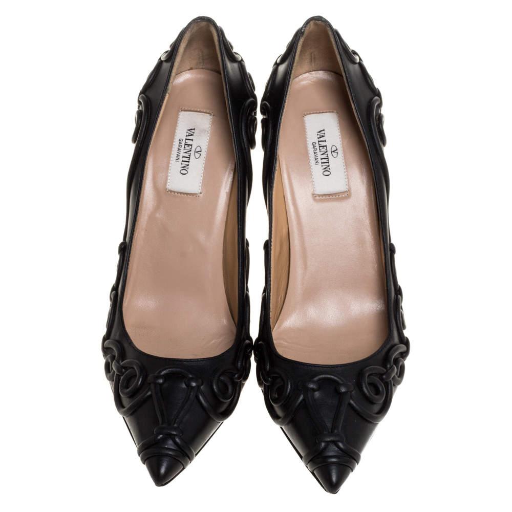 A simple pair of shoes transformed by Valentino with elements of swirls. Crafted from leather, the pumps feature pointed toes, leather insoles and slim heels to lift your spirits in true VLTN style.

