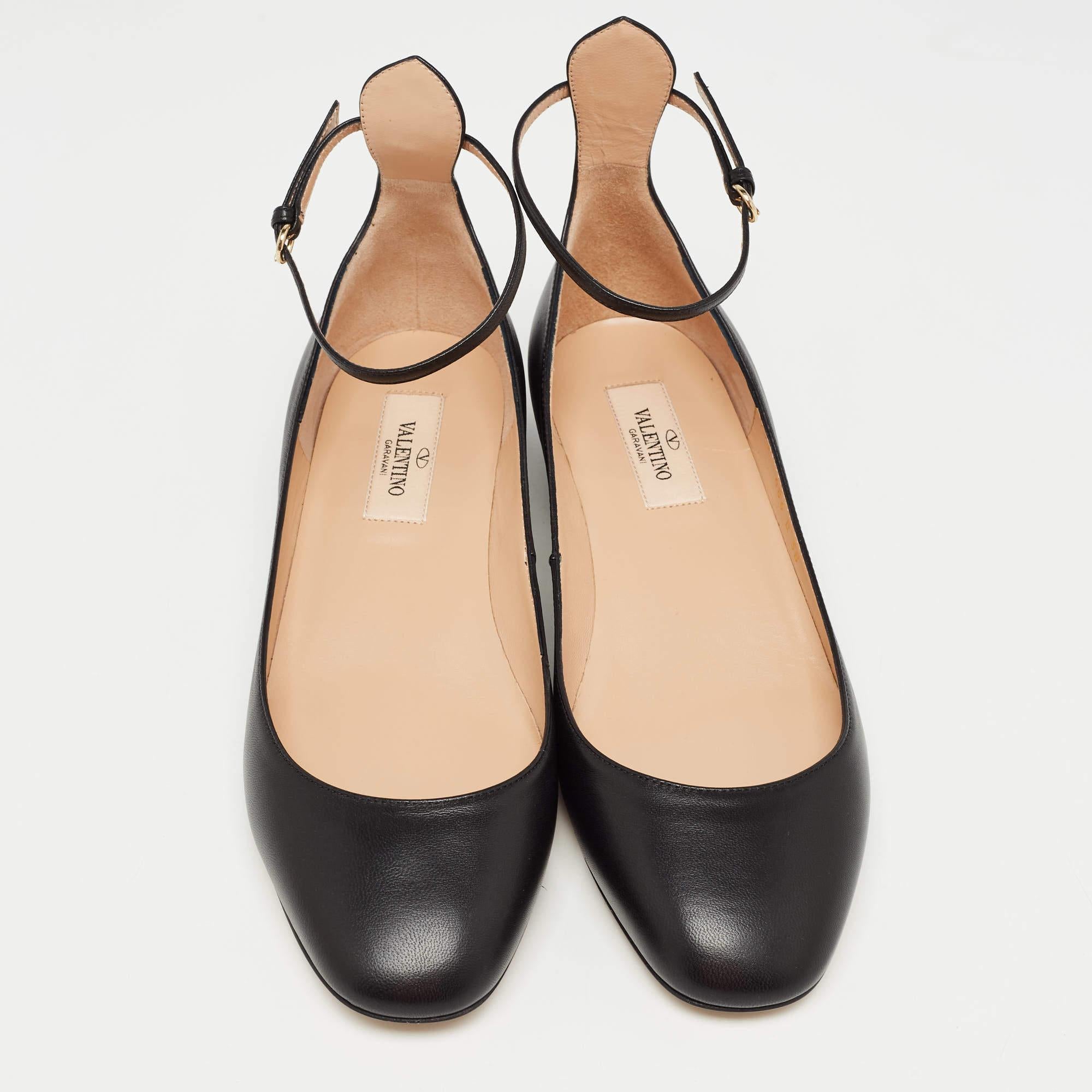 Defined by comfort and effortless style, no wardrobe is ever complete without a pair of chic ballet flats. This pair is lovely to look at and is equipped with elements like a comfortable insole and a durable sole.

Includes
Original Dustbag,
