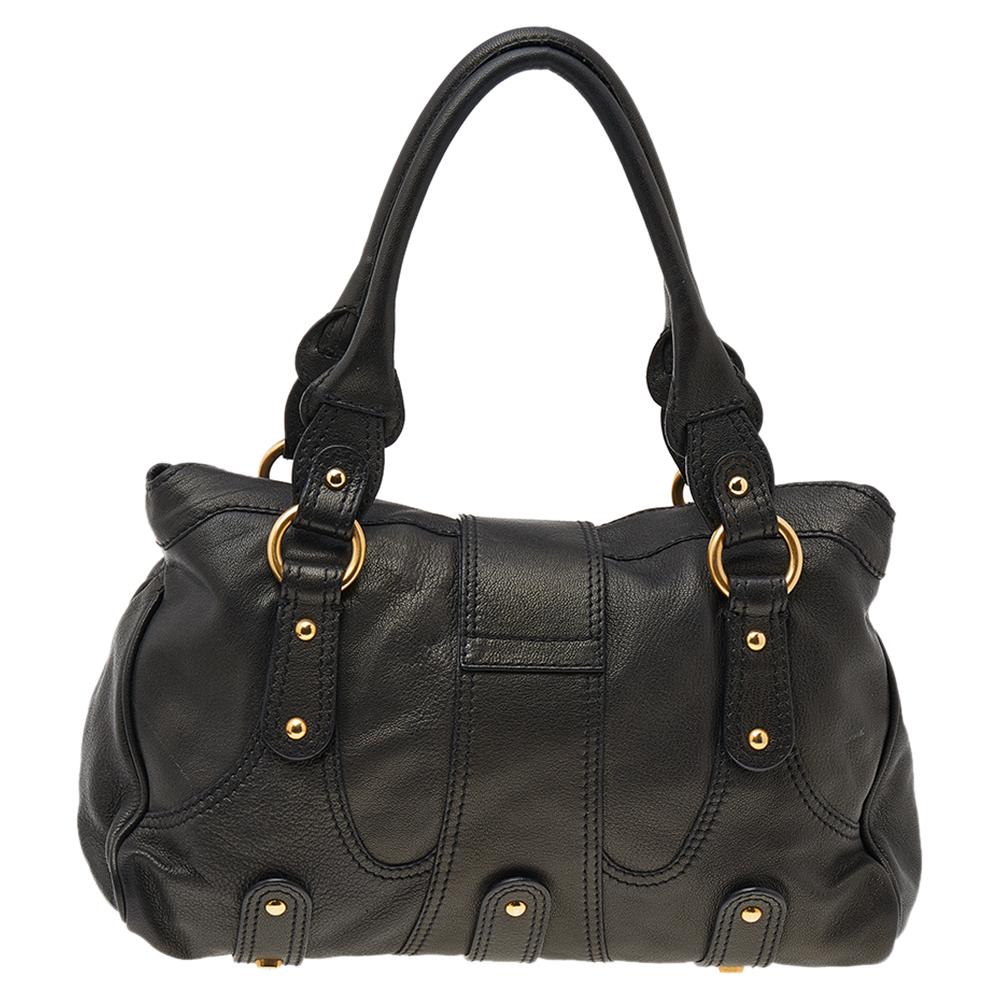 Carry this elegant and feminine shoulder bag to your next party and notice admiring glances coming your way. Made from leather in a black hue, the Valentino creation is adorned with a gold-tone VRing motif on the front flap, adding an opulent appeal