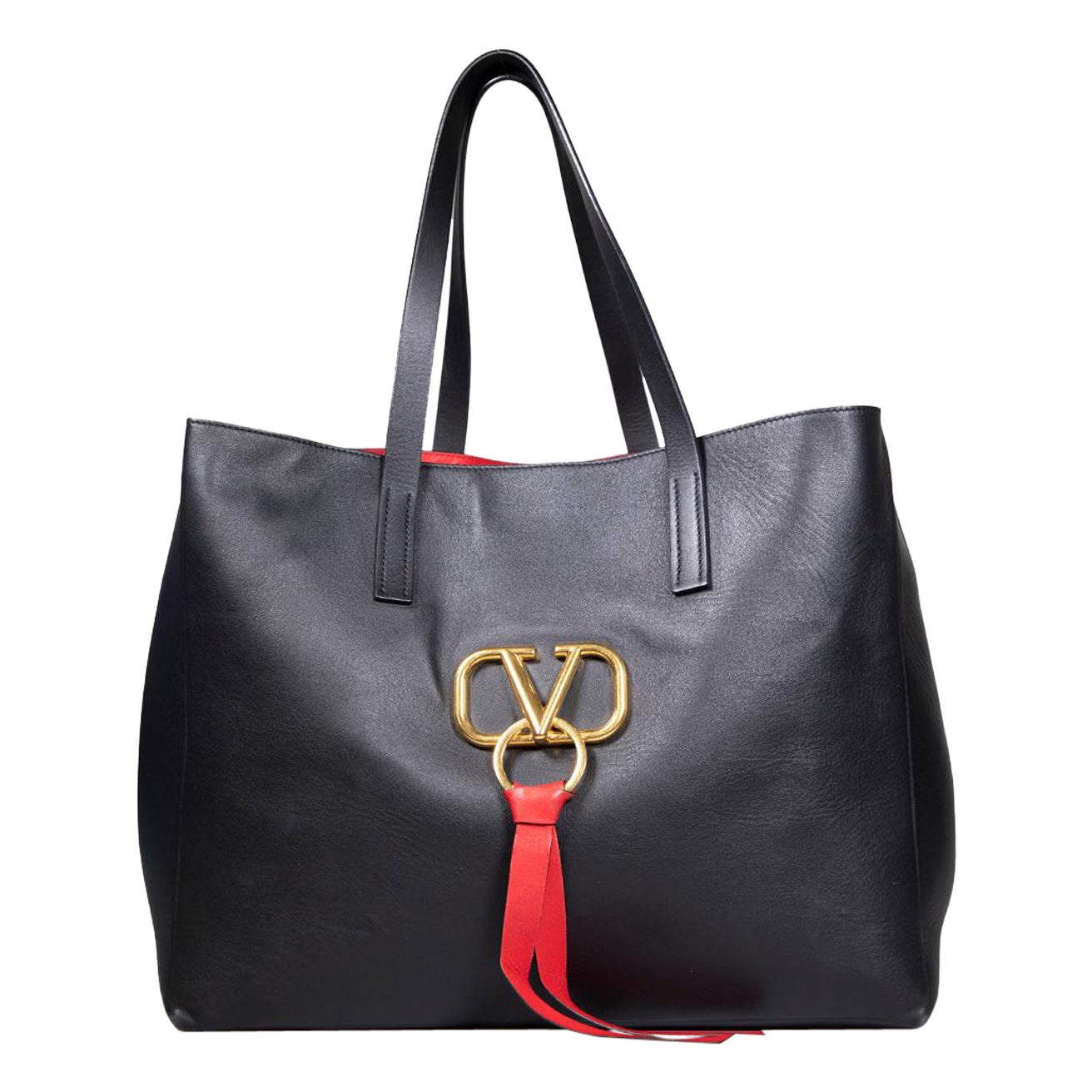 Bolso grande Valentino de piel negra con anilla en V