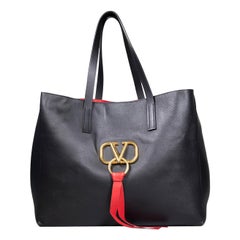 Bolso grande Valentino de piel negra con anilla en V