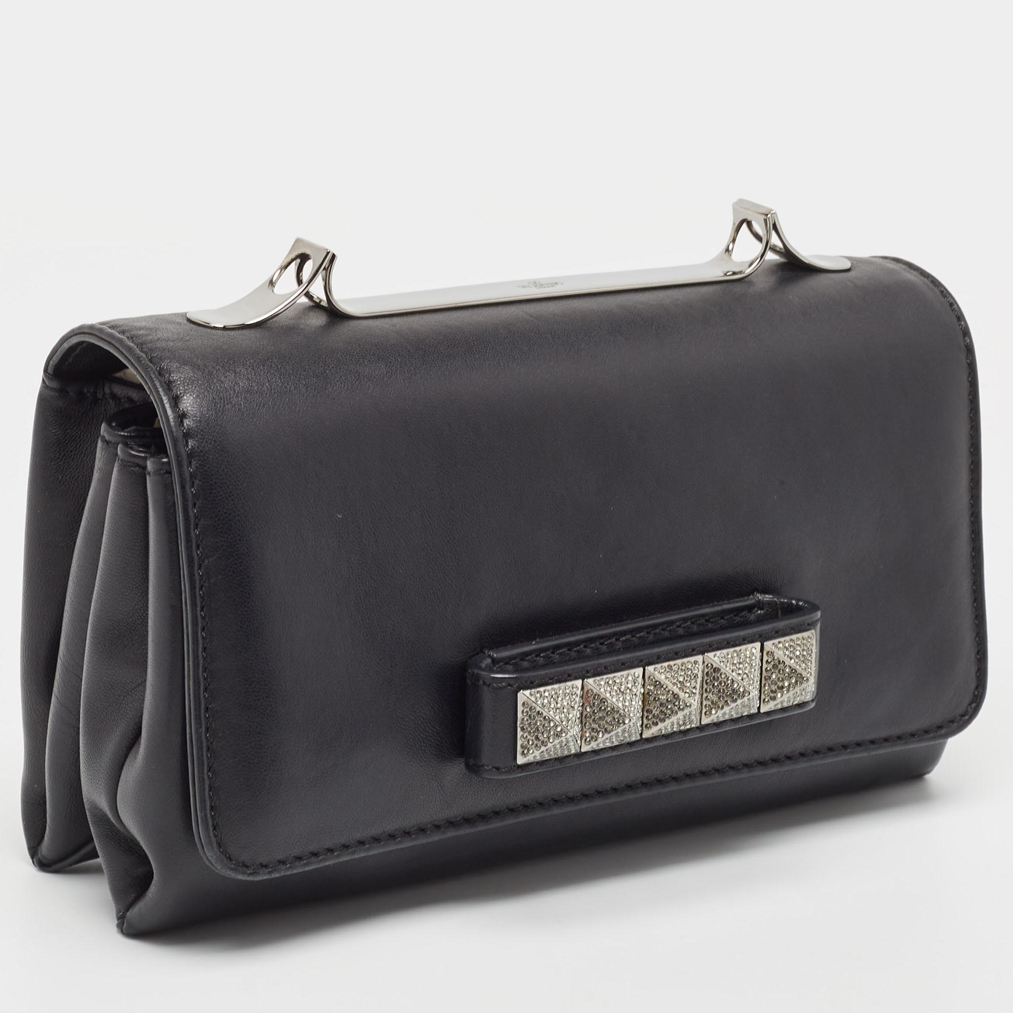 Crafted from quality materials, your wardrobe is missing out on this beautifully made designer clutch by Valentino. Look your fashionable best in any outfit with this stylish piece that promises to elevate your ensemble.


