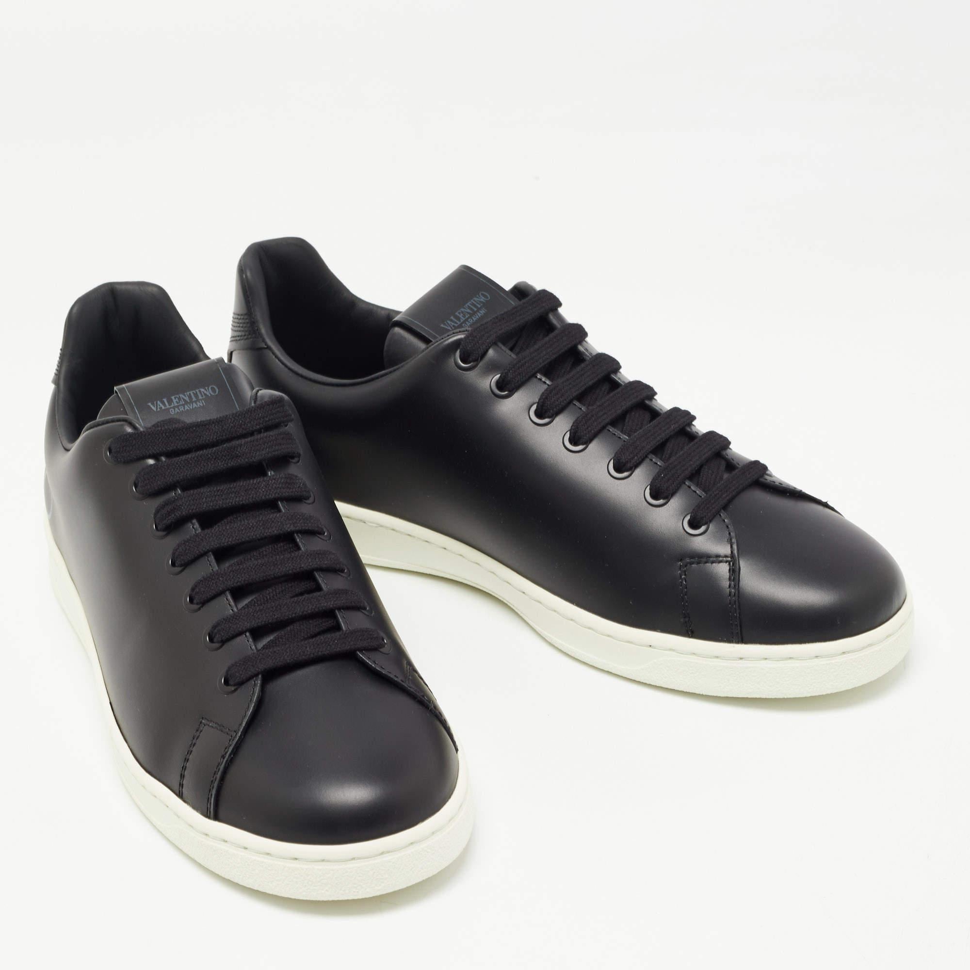 Valentino Black Leather VLogo Low Top Sneakers Size 42 In New Condition In Dubai, Al Qouz 2