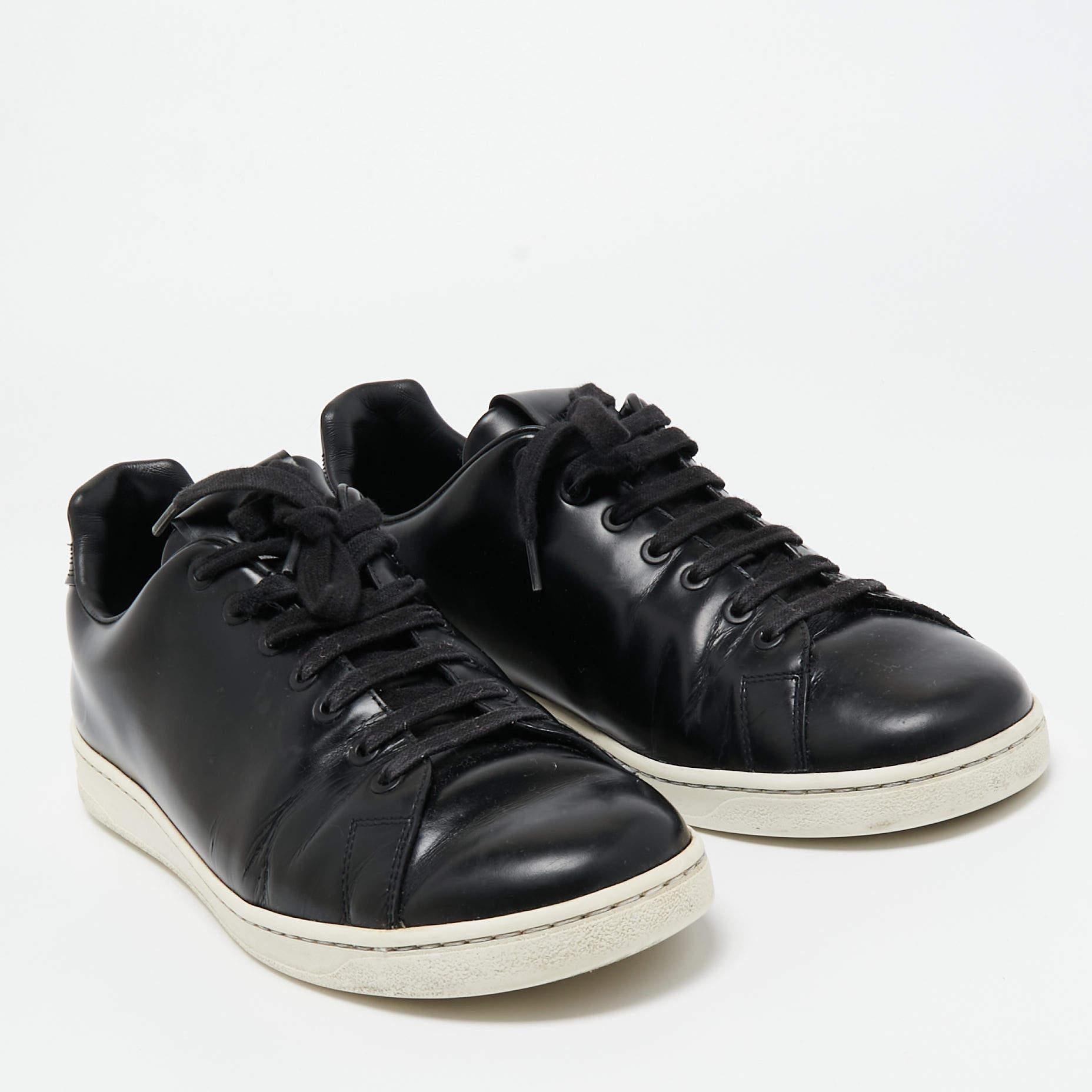 Men's Valentino Black Leather VLogo Low Top Sneakers Size 42.5 For Sale
