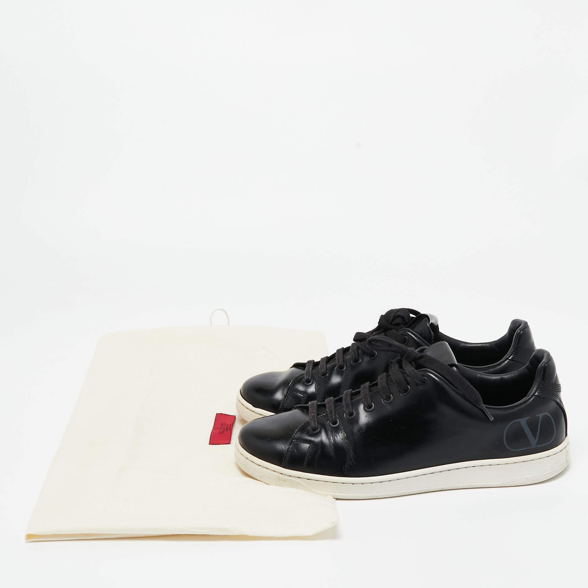 Valentino Black Leather VLogo Low Top Sneakers Size 42.5 For Sale 4