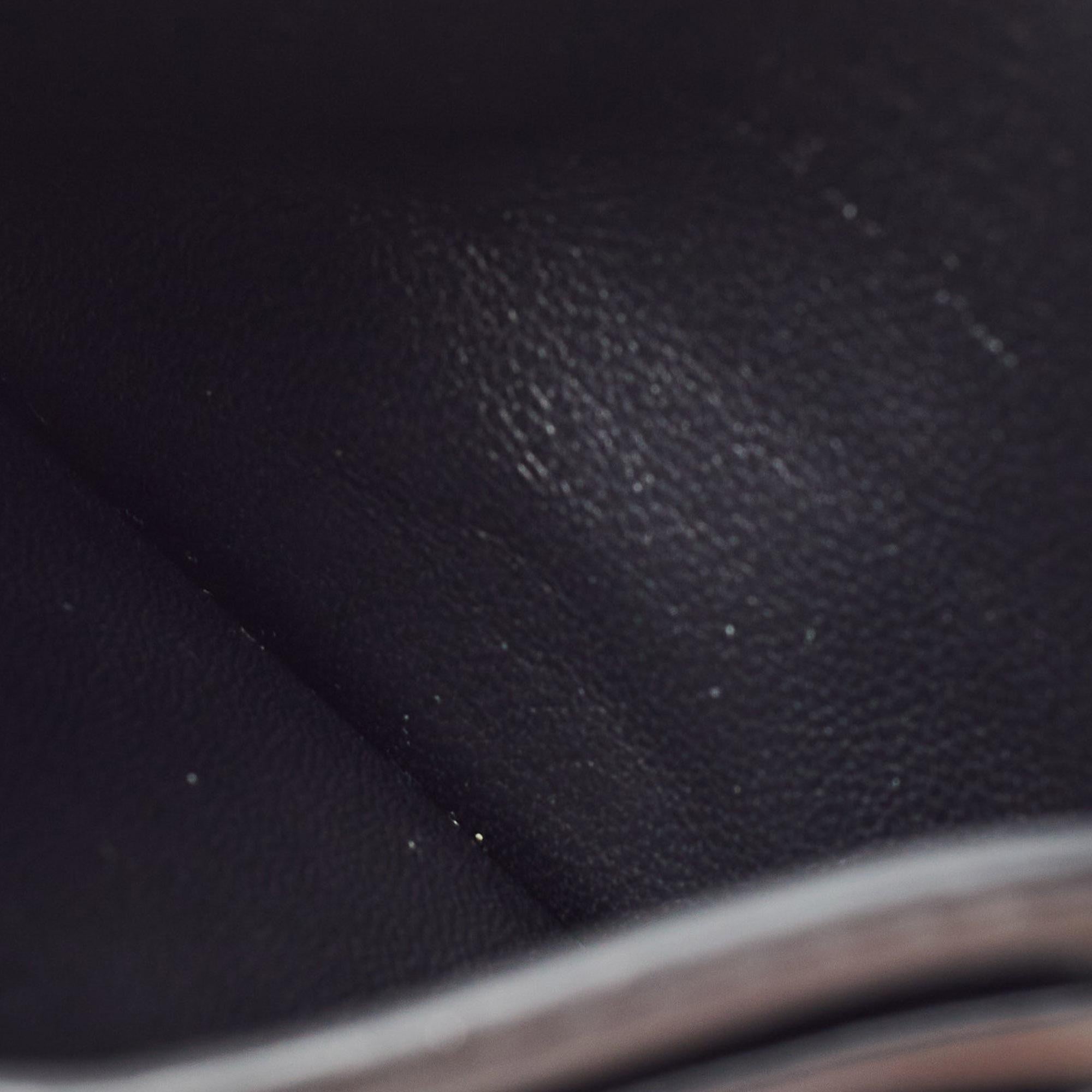 Designed by Valentino, this card case made from leather is the perfect accessory to keep your cards in proper order, as it features multiple slots. Adorned with the VLTN logo at the front, it is a must-have.