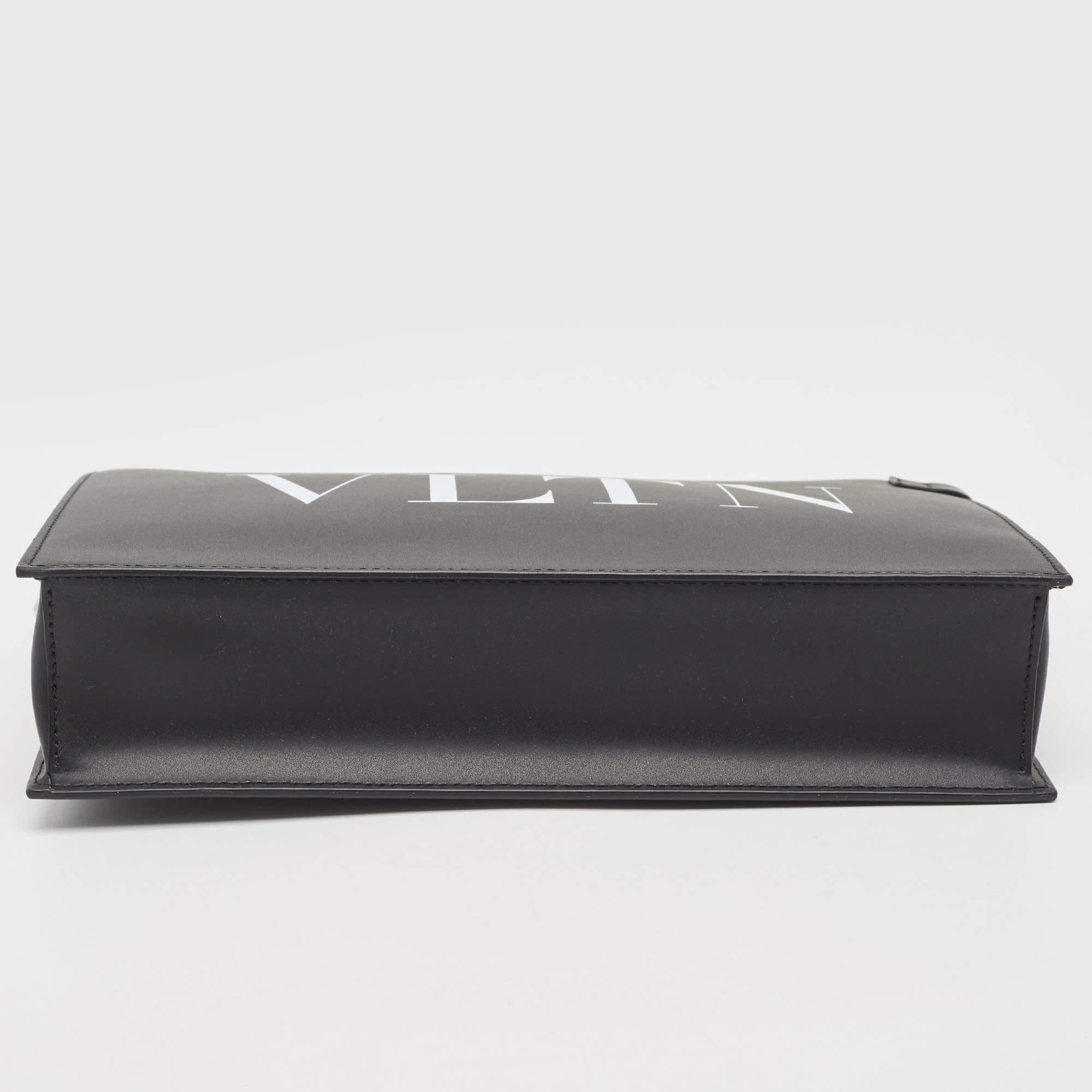 Valentino - Pochette en cuir noir avec logo VLTN en vente 6