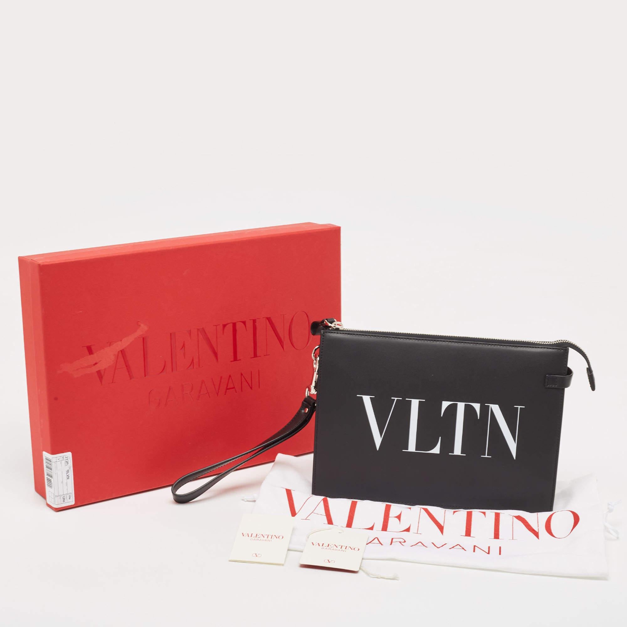Valentino Black Leather VLTN Logo Wristlet Clutch In Excellent Condition For Sale In Dubai, Al Qouz 2