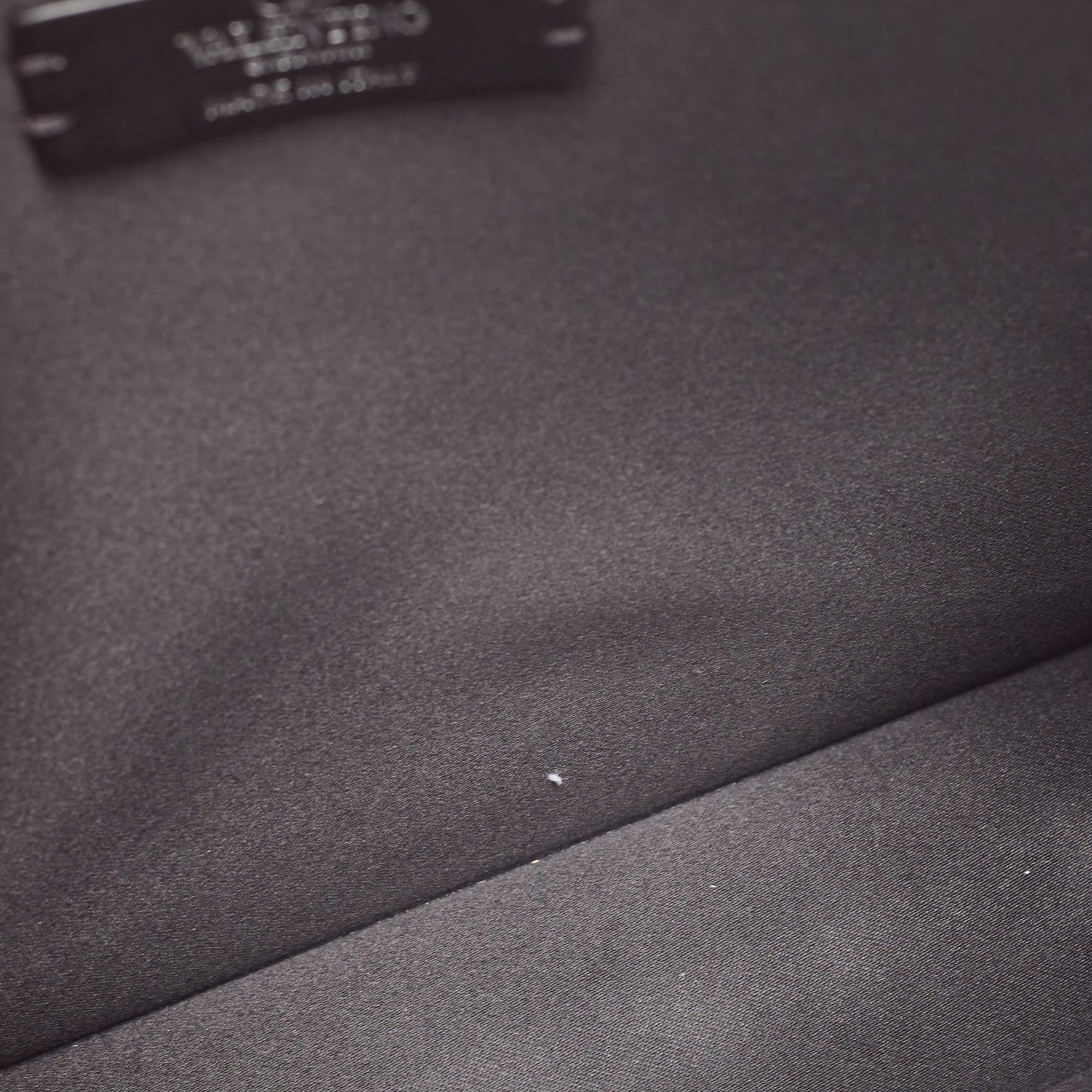 Valentino - Pochette en cuir noir avec logo VLTN en vente 2