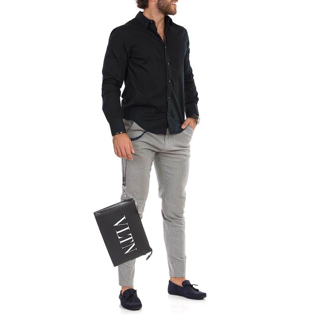 Valentino - Pochette en cuir noir avec logo VLTN en vente 3