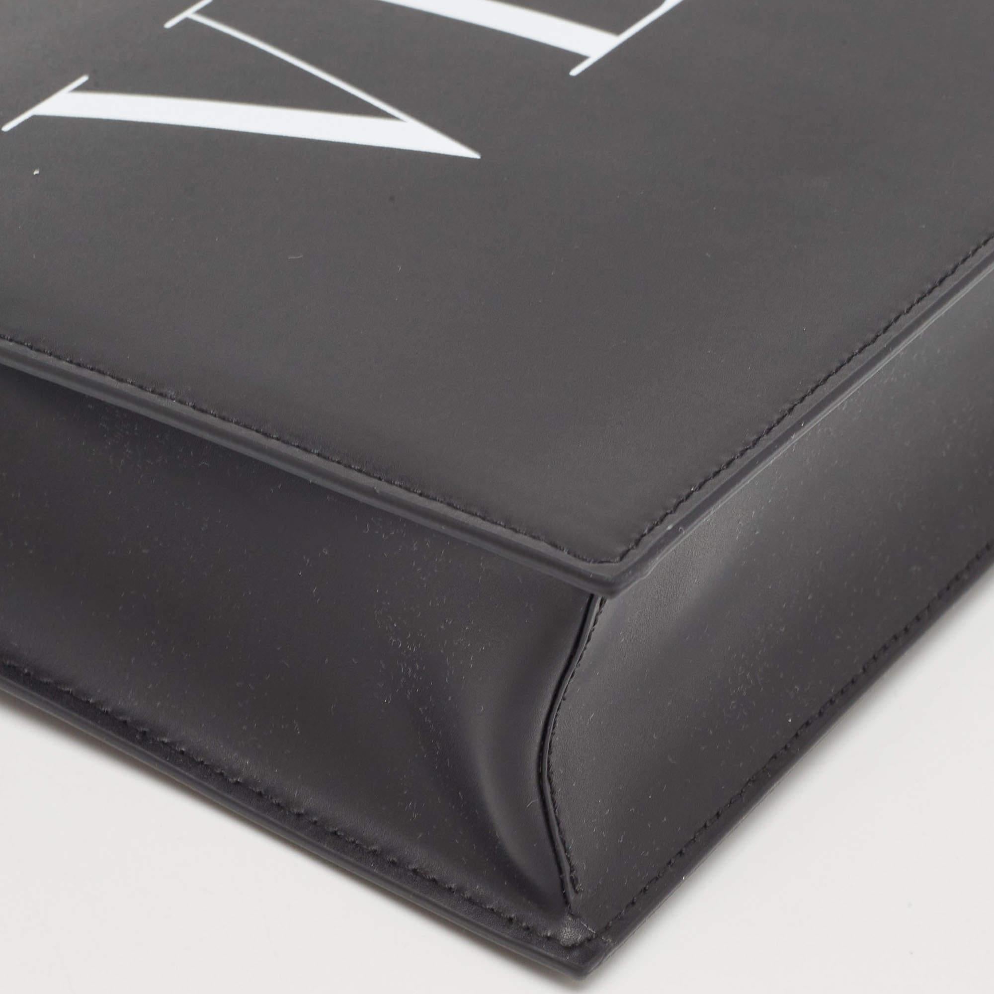 Valentino - Pochette en cuir noir avec logo VLTN en vente 5