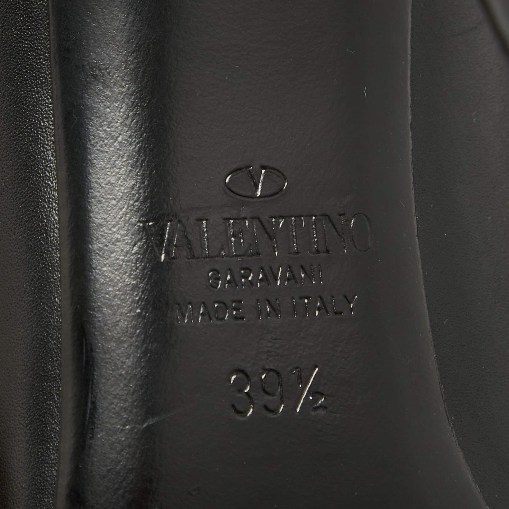 Valentino Black Leather VLTN Pumps Size 39.5 In Good Condition For Sale In Dubai, Al Qouz 2