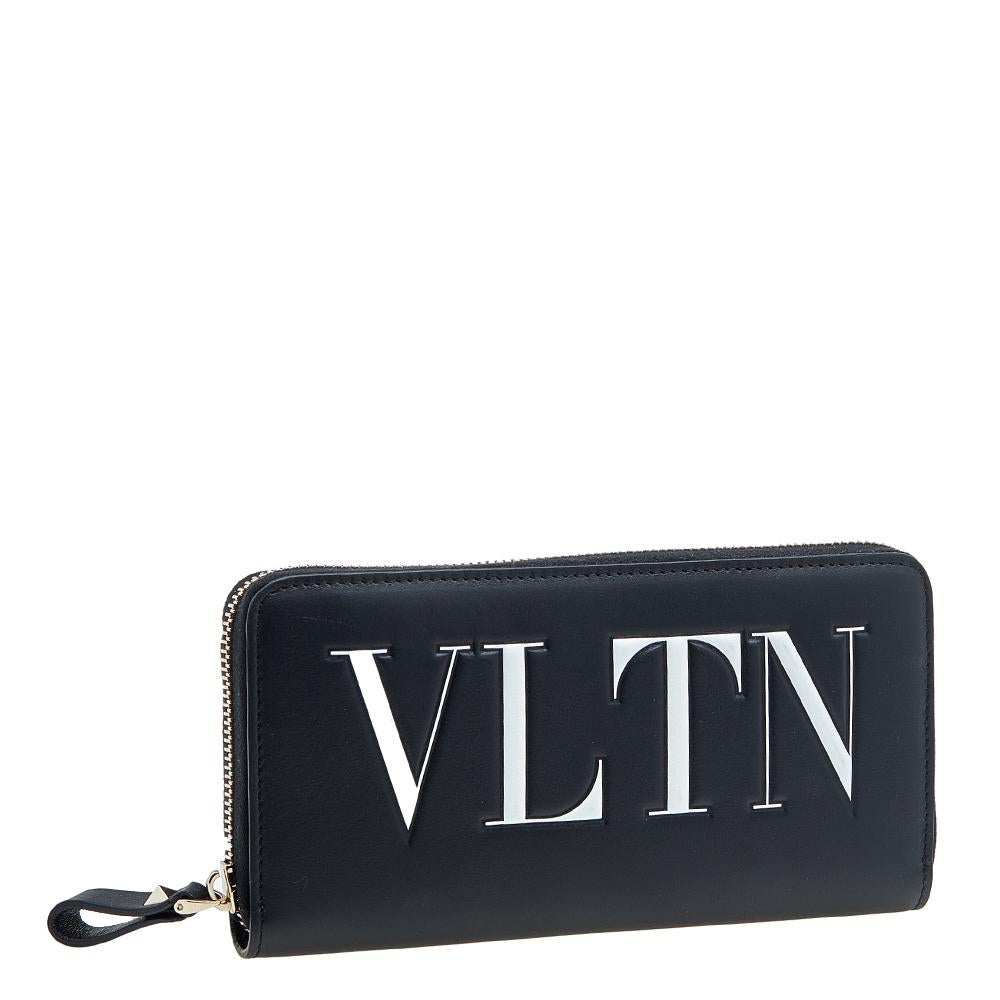 Valentino Black Leather VLTN Zip Around Wallet In Excellent Condition In Dubai, Al Qouz 2