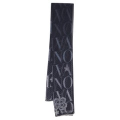 Sciarpa in seta stampata con logo e fiori in nero di Valentino