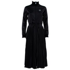 Valentino - Robe longue plissée en jersey imprimé logo noir avec fermeture éclair sur le devant L