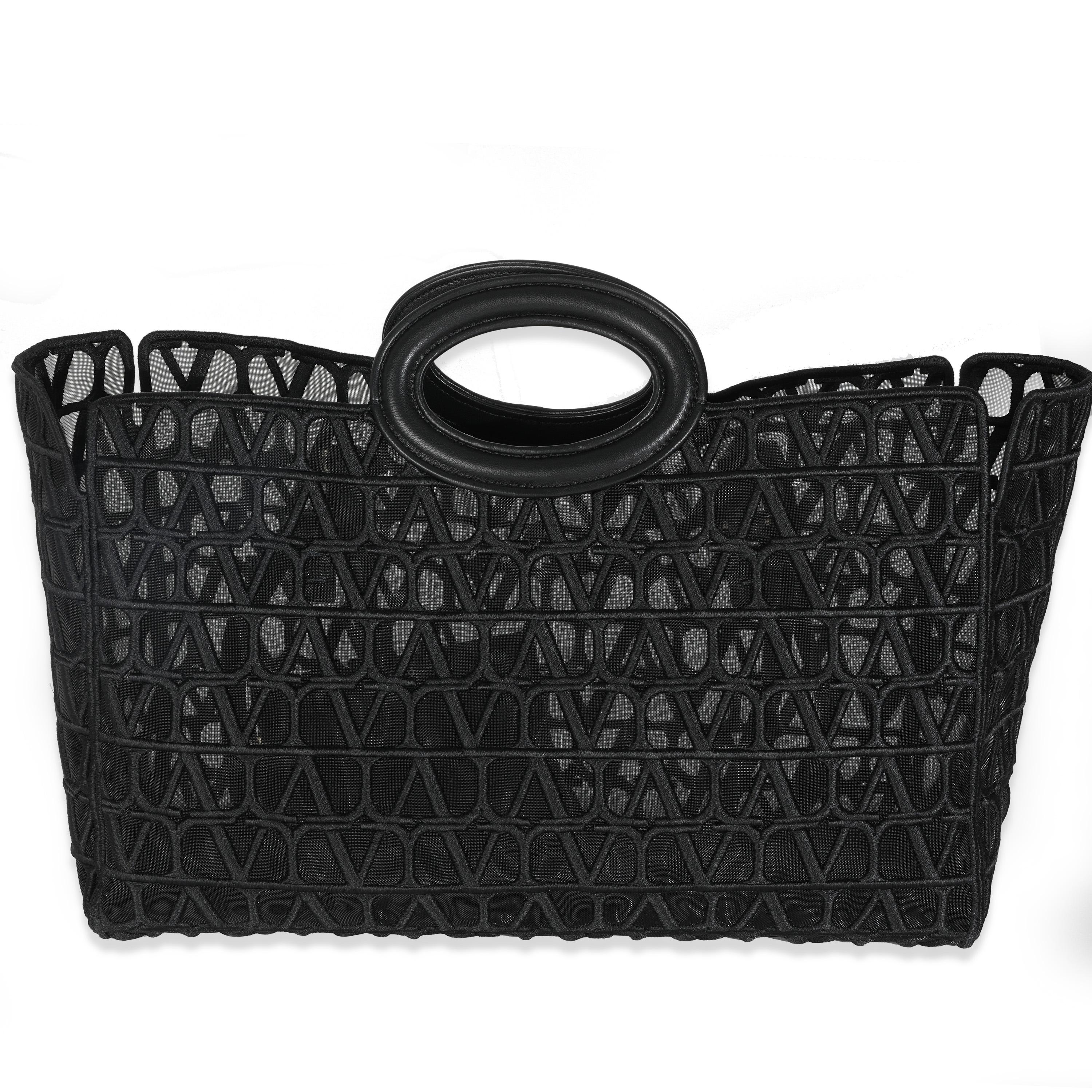 Titre du listing : Valentino Black Mesh Fabric Le Troisieme Tote Bag
SKU : Z146830
Condit : Usagé 
Condition du sac à main : Excellent
Commentaires sur l'état : L'article est en excellent état et présente de légers signes d'usure. Petites rayures à