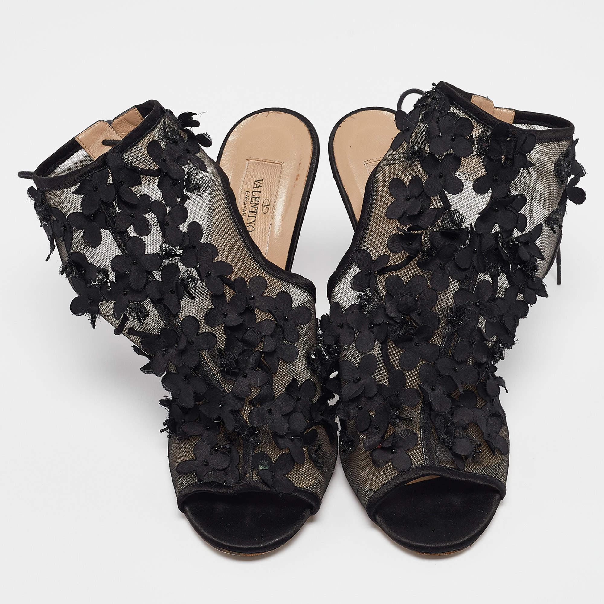 Valentino Black Mesh Floral Applique Ankle Tie Sandals Size 39 In Good Condition In Dubai, Al Qouz 2