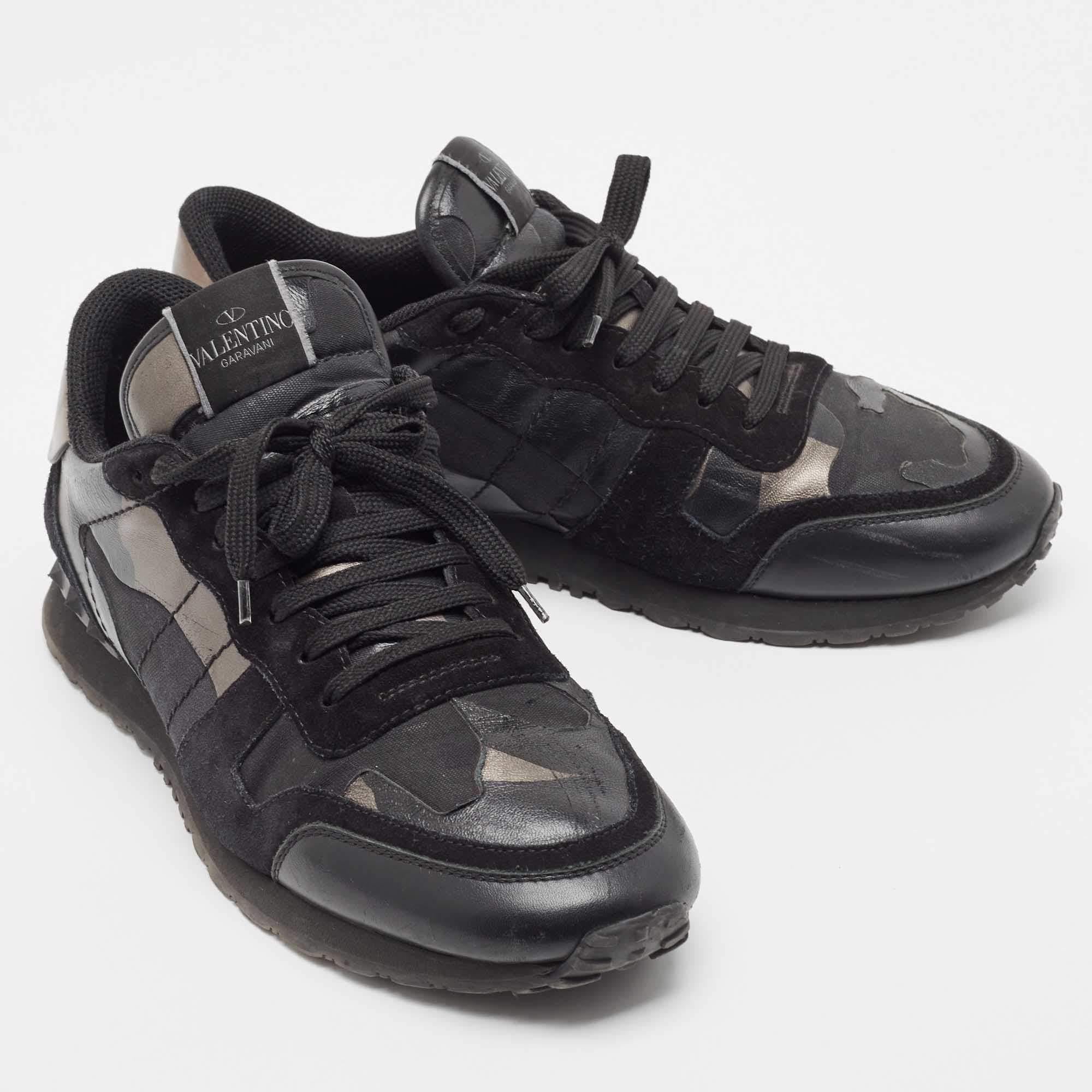 Valentino Black/Metallic Leather and Suede Rockrunner Sneakers Size 43 In Good Condition For Sale In Dubai, Al Qouz 2