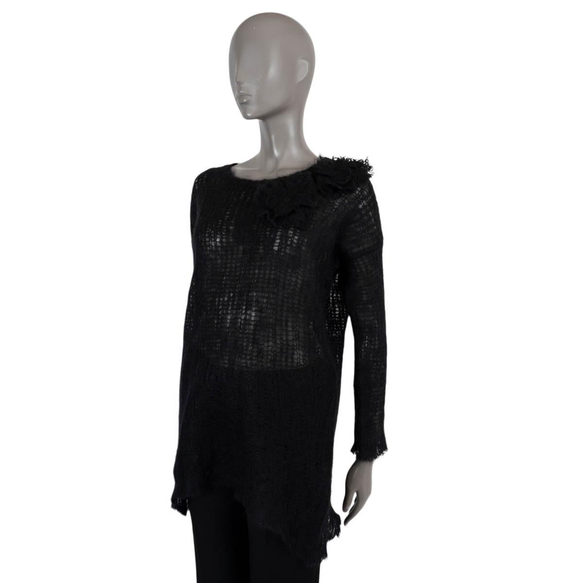 100% autentico maglione a maglia aperta di Valentino in mohair grigio (82%), poliammide (16%) ed elastan (2%). Presenta una silhouette lunga e oversize con collo rotondo e applicazioni di rose all'uncinetto in lana, spalle scese e orlo asimmetrico.
