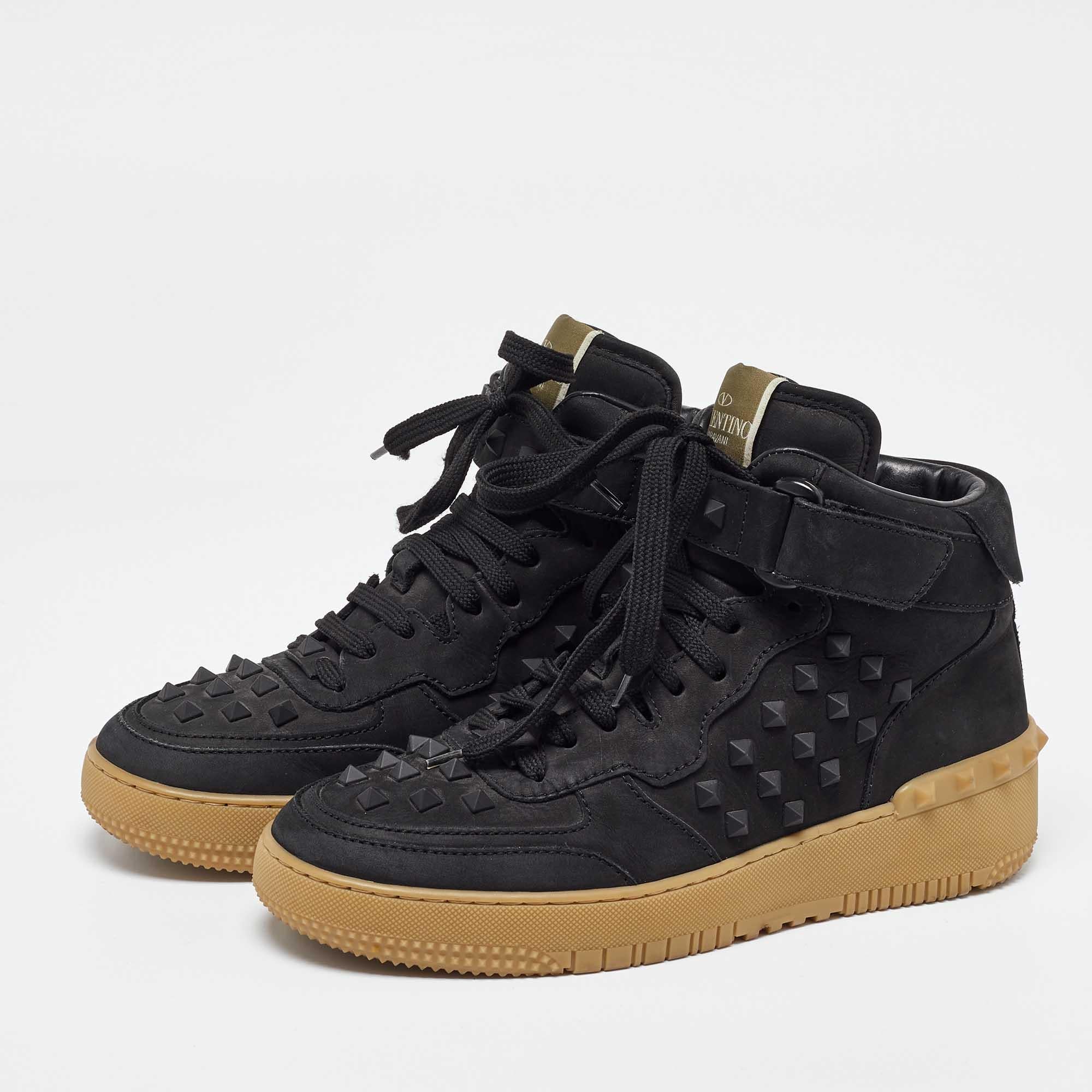 Add a statement appeal to your outfit with these sneakers. Made from premium materials they feature lace up vamps and relaxing footbeds. The durable sole of this pair aims to provide you with everyday ease.