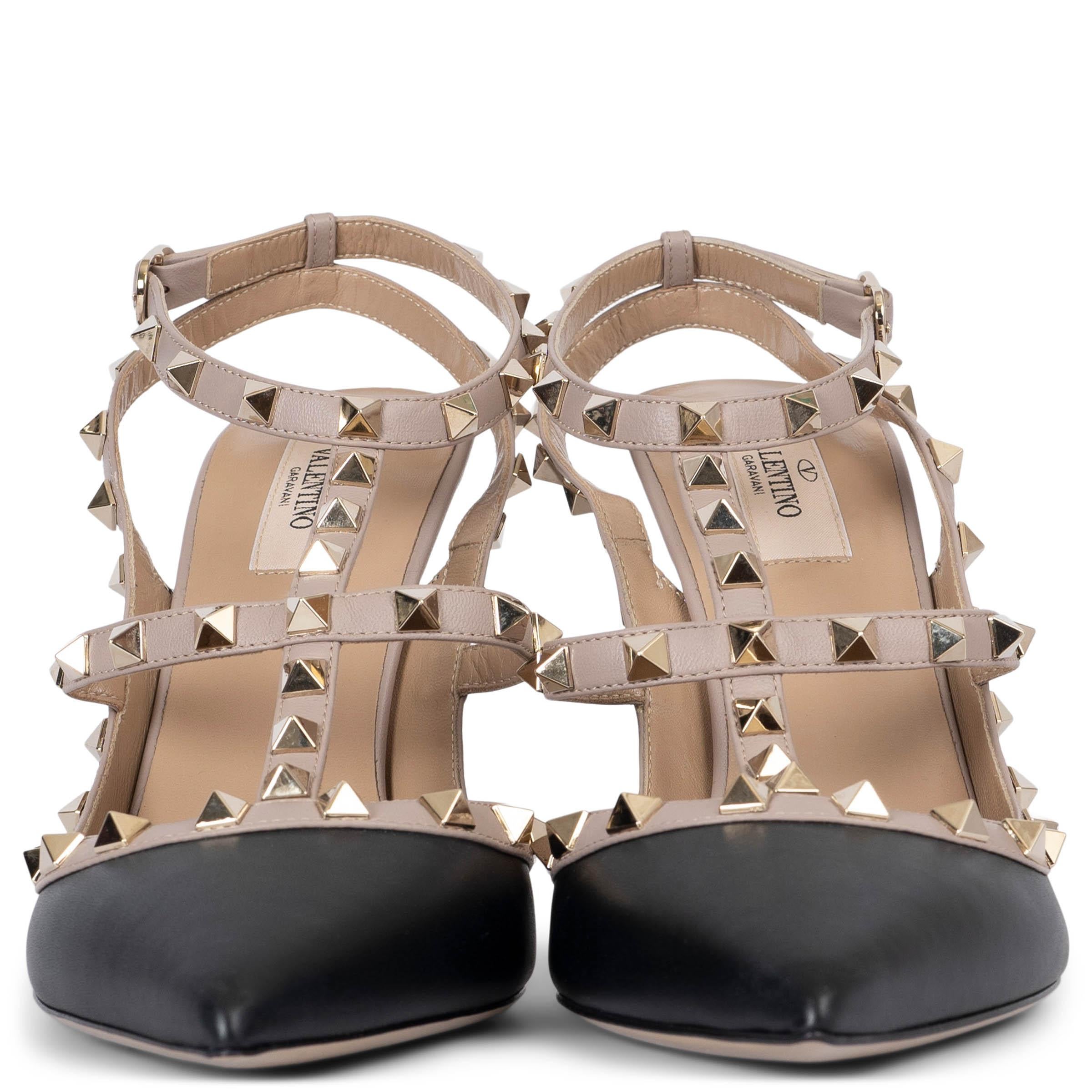 Estas sandalias tobilleras Rockstud 100% auténticas de Valentino Garavani están confeccionadas en suave piel negra con ribetes en contraste de color nude, creando un look llamativo y sofisticado. Adornadas con los emblemáticos Rockstuds dorados,